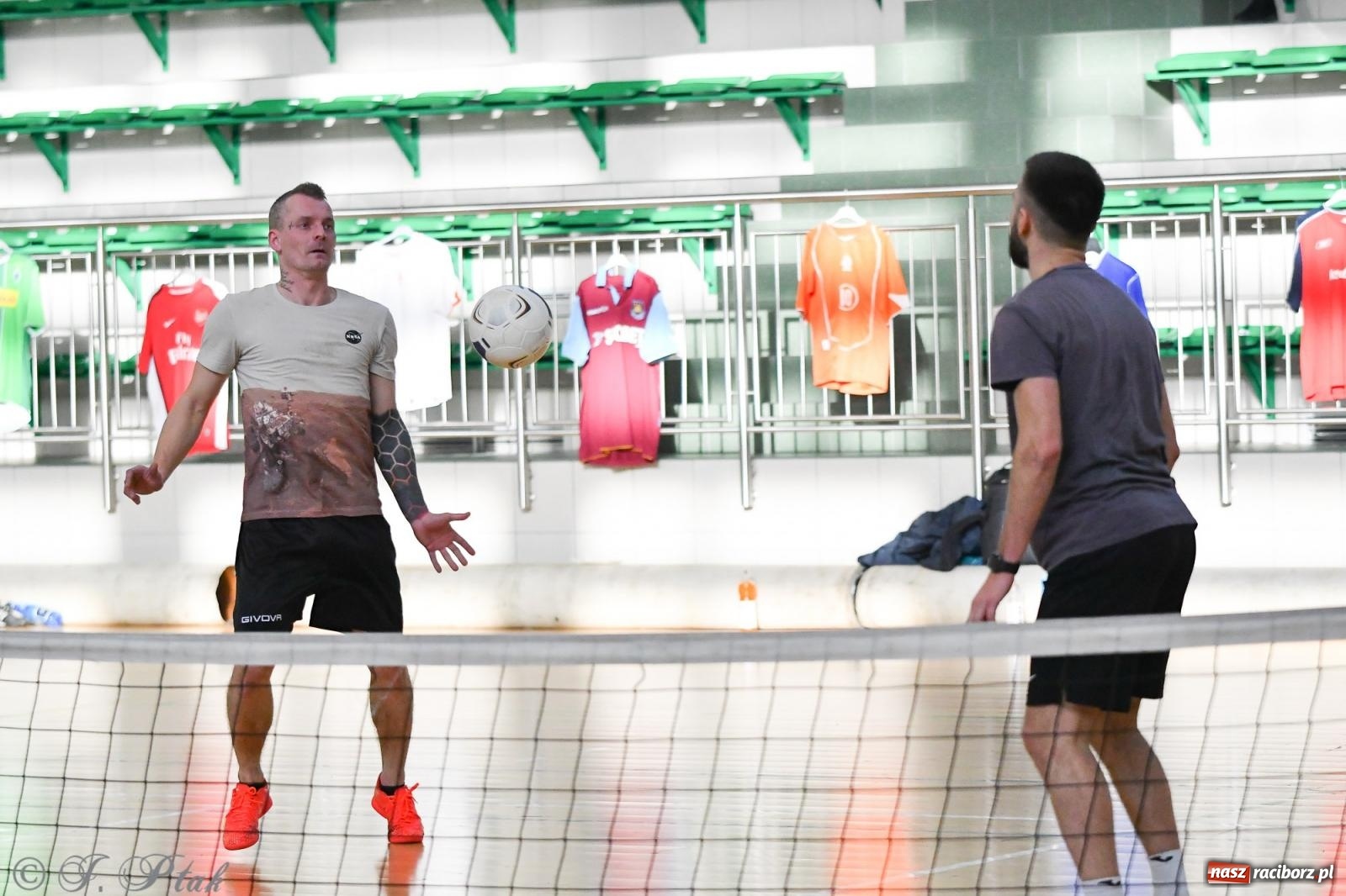 Zdjęcie w galerii na portalu naszraciborz.pl: Turniej siatkonogi w hali przy Łąkowej [FOTO] wiadomości z regionu