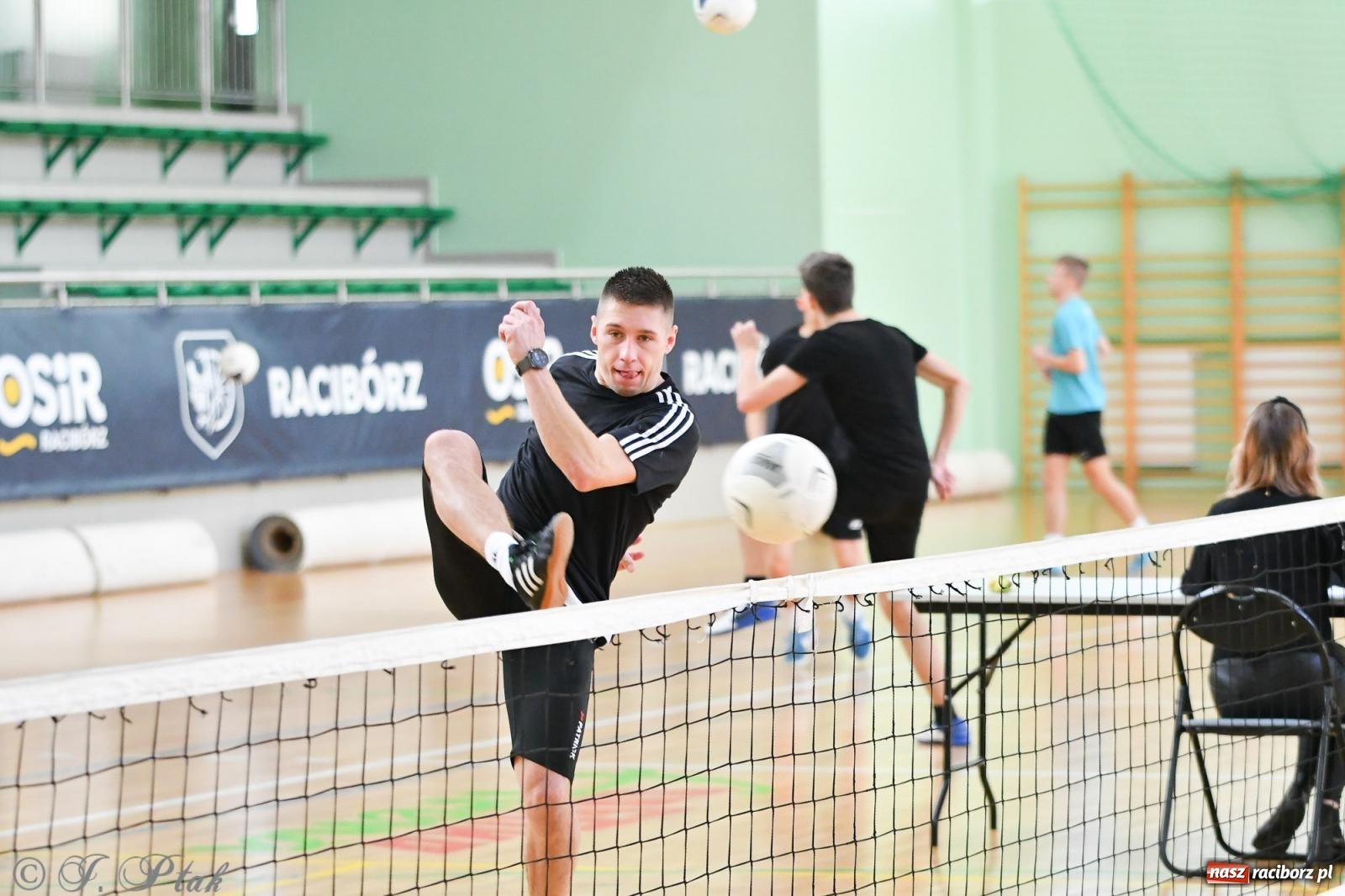 Zdjęcie w galerii na portalu naszraciborz.pl: Turniej siatkonogi w hali przy Łąkowej [FOTO] wiadomości z regionu