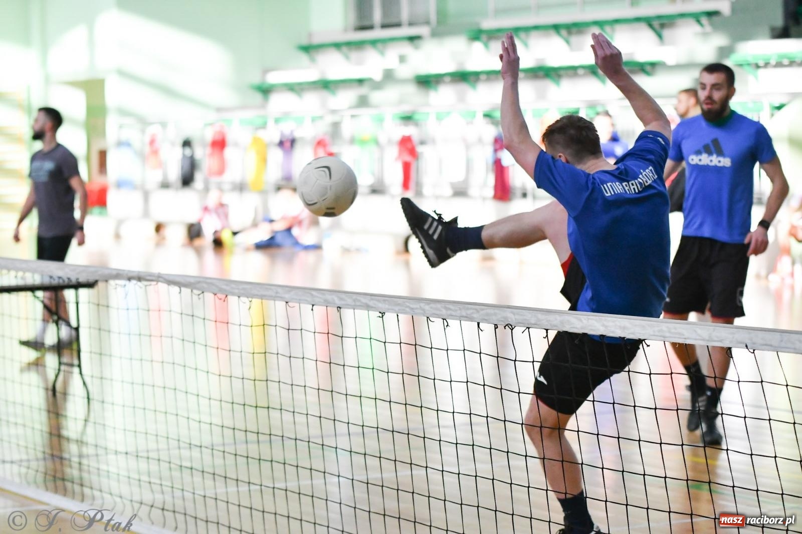 Zdjęcie w galerii na portalu naszraciborz.pl: Turniej siatkonogi w hali przy Łąkowej [FOTO] wiadomości z regionu
