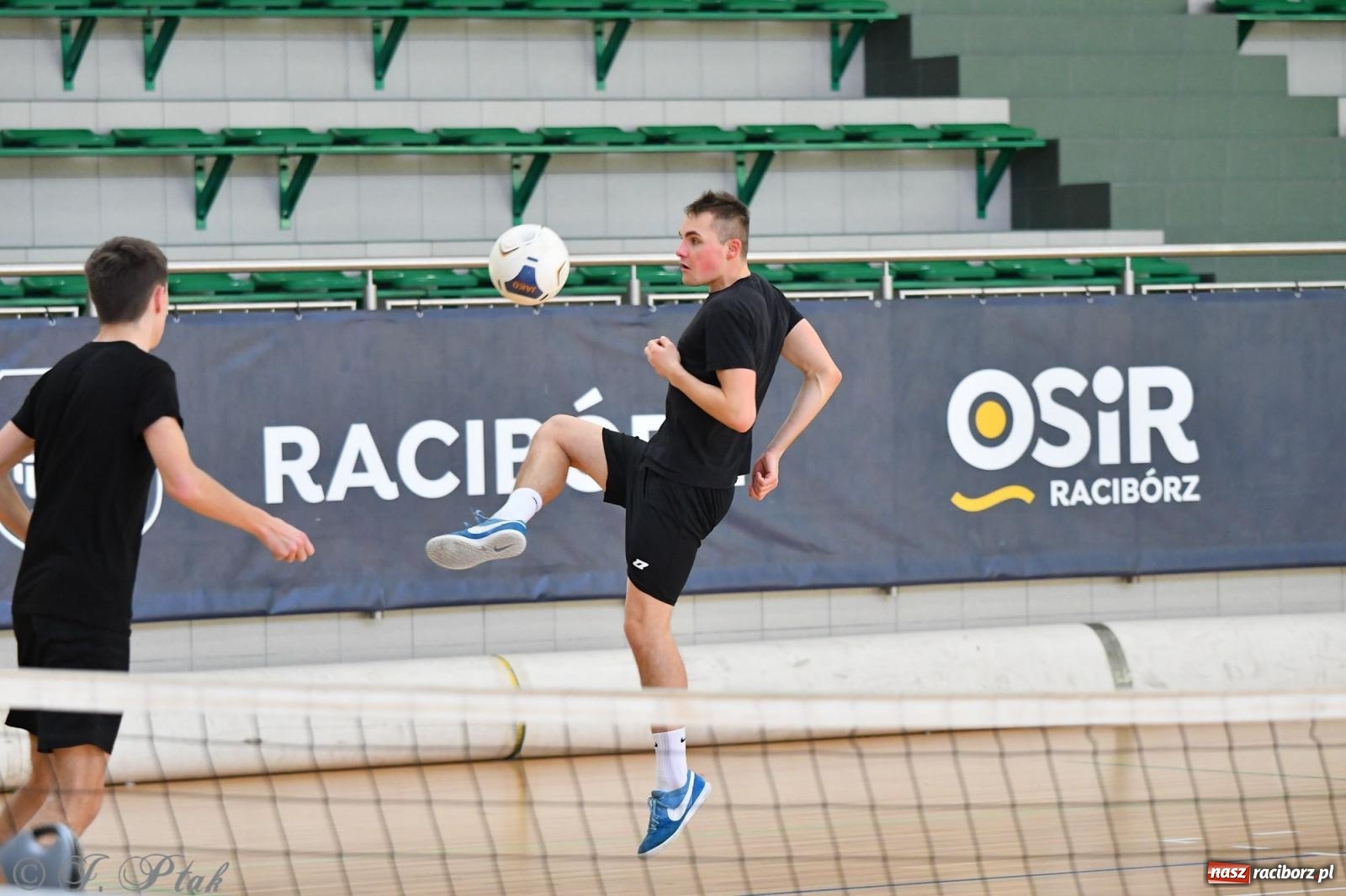 Zdjęcie w galerii na portalu naszraciborz.pl: Turniej siatkonogi w hali przy Łąkowej [FOTO] wiadomości z regionu