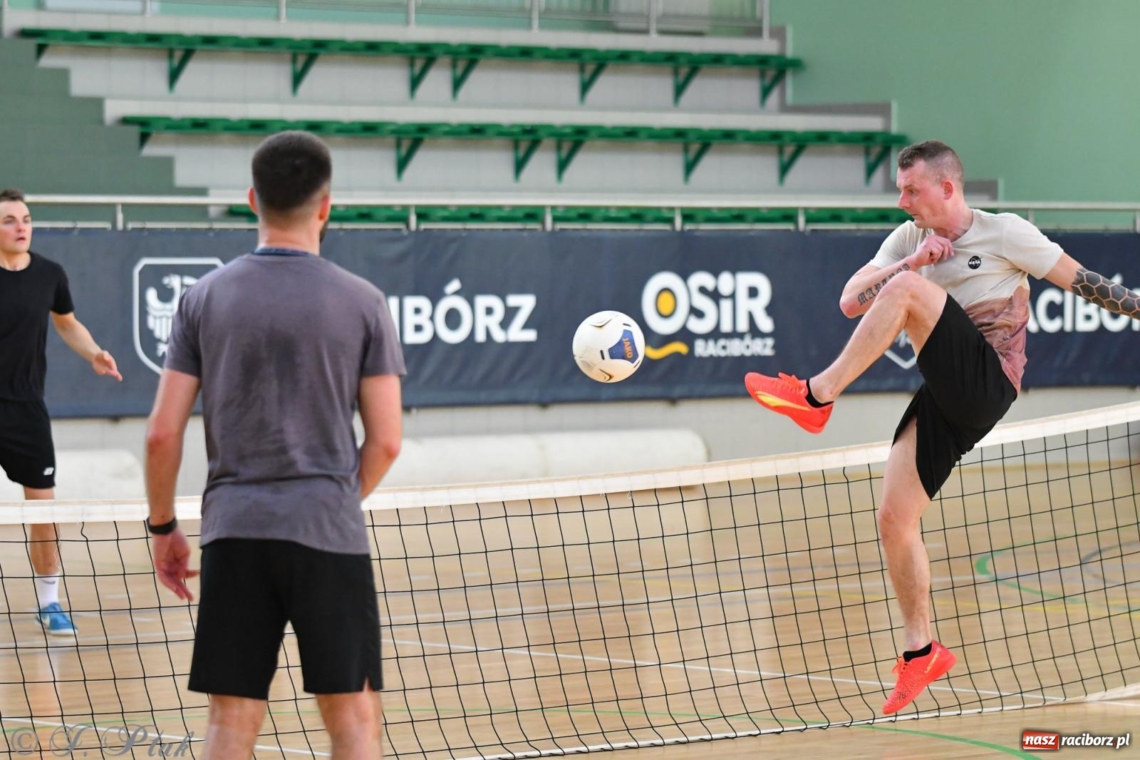 Zdjęcie w galerii na portalu naszraciborz.pl: Turniej siatkonogi w hali przy Łąkowej [FOTO] wiadomości z regionu