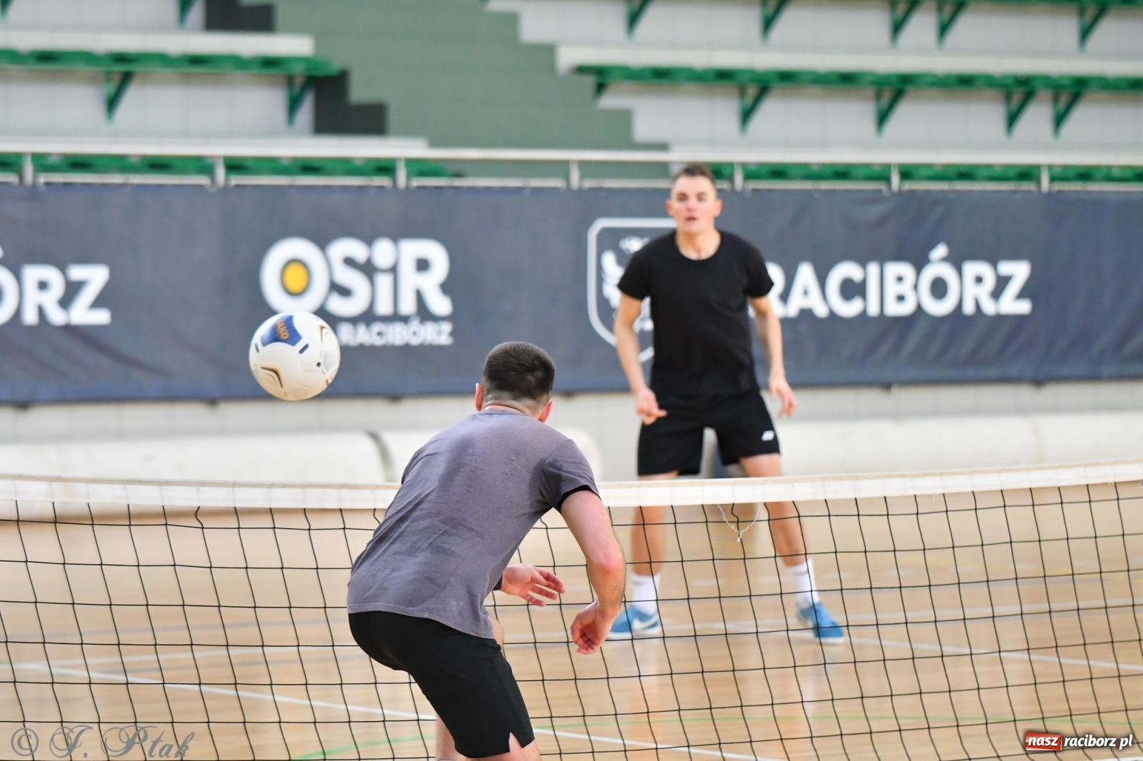Zdjęcie w galerii na portalu naszraciborz.pl: Turniej siatkonogi w hali przy Łąkowej [FOTO] wiadomości z regionu