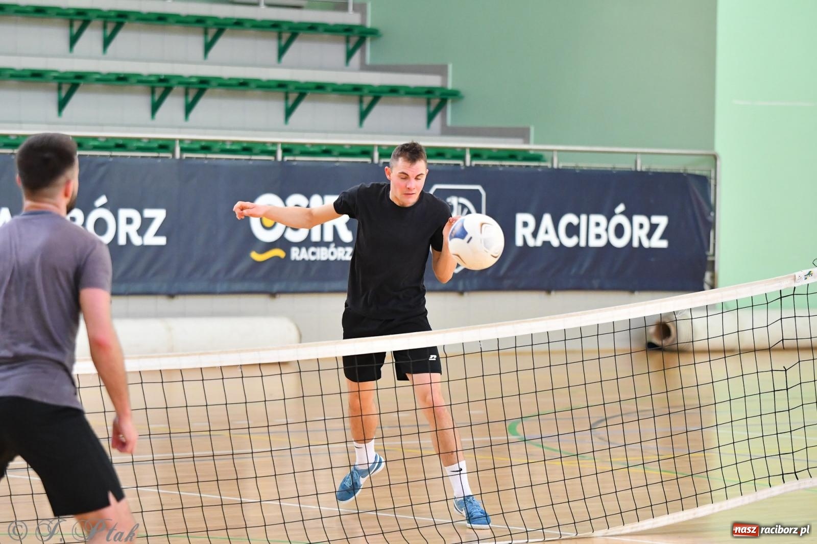 Zdjęcie w galerii na portalu naszraciborz.pl: Turniej siatkonogi w hali przy Łąkowej [FOTO] wiadomości z regionu