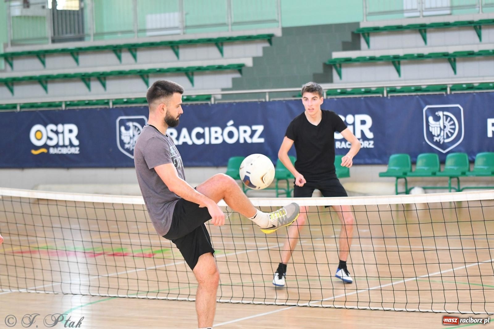 Zdjęcie w galerii na portalu naszraciborz.pl: Turniej siatkonogi w hali przy Łąkowej [FOTO] wiadomości z regionu
