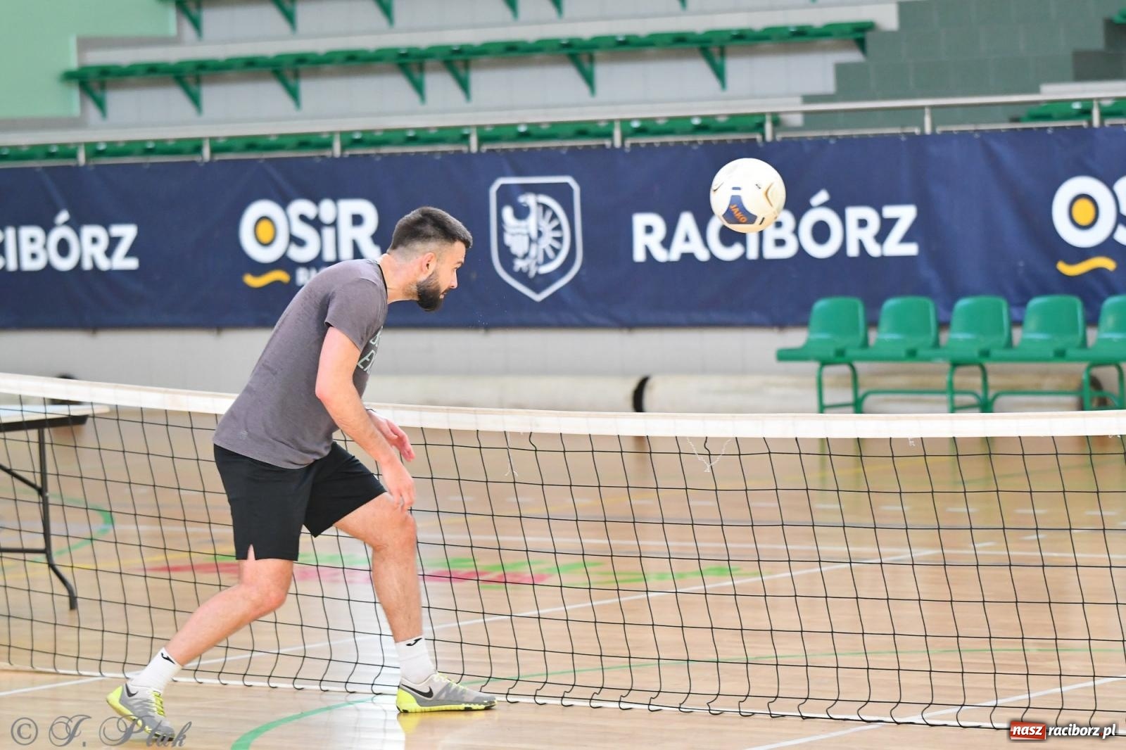 Zdjęcie w galerii na portalu naszraciborz.pl: Turniej siatkonogi w hali przy Łąkowej [FOTO] wiadomości z regionu