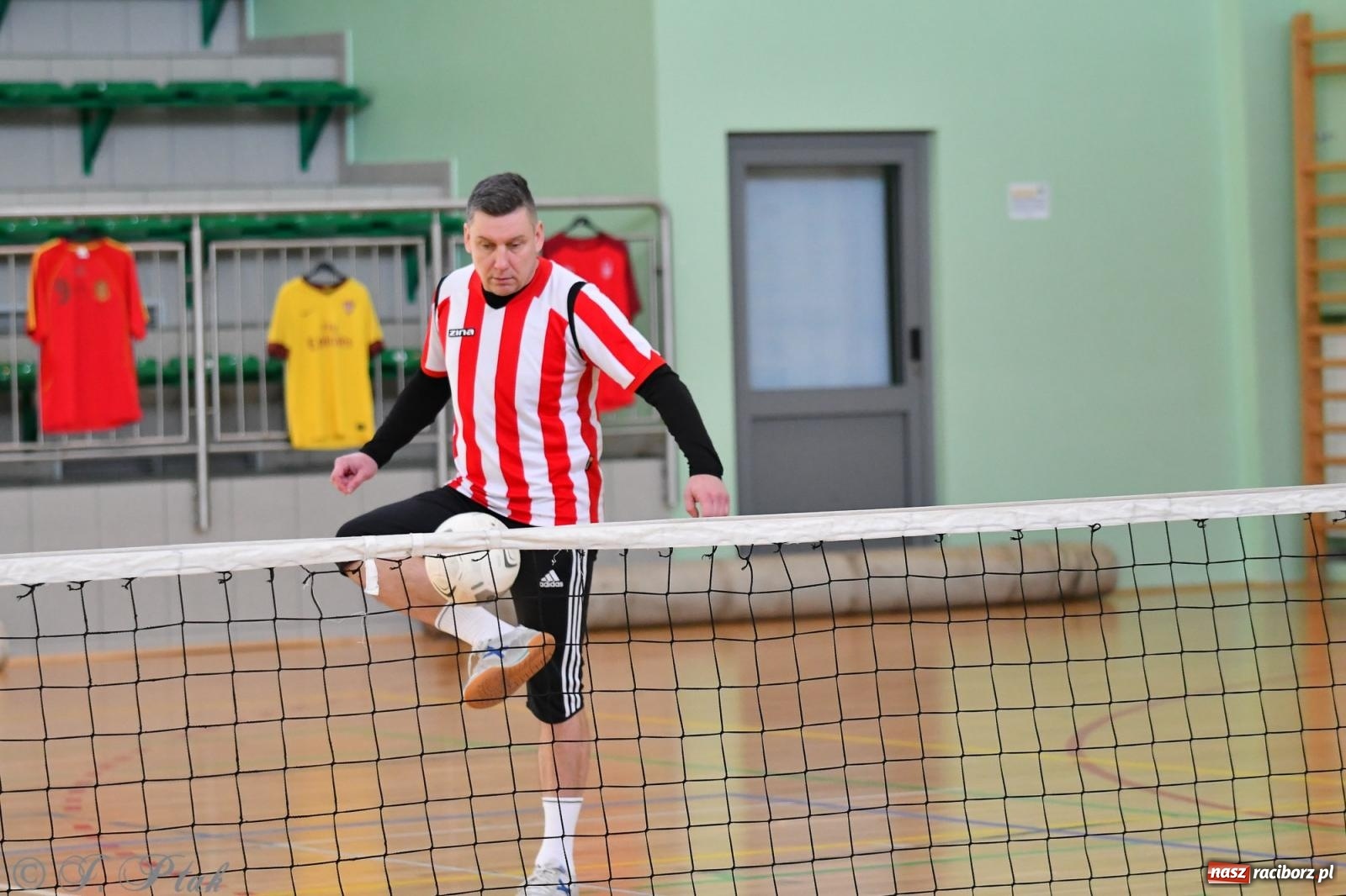 Zdjęcie w galerii na portalu naszraciborz.pl: Turniej siatkonogi w hali przy Łąkowej [FOTO] wiadomości z regionu
