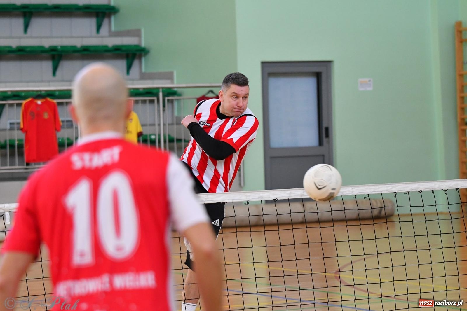 Zdjęcie w galerii na portalu naszraciborz.pl: Turniej siatkonogi w hali przy Łąkowej [FOTO] wiadomości z regionu