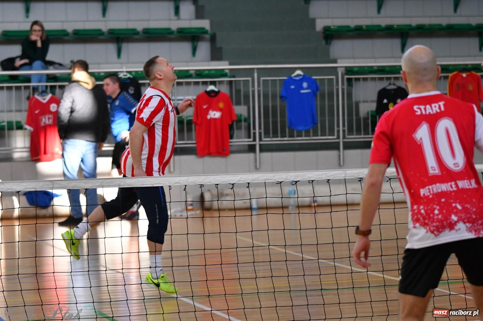 Zdjęcie w galerii na portalu naszraciborz.pl: Turniej siatkonogi w hali przy Łąkowej [FOTO] wiadomości z regionu