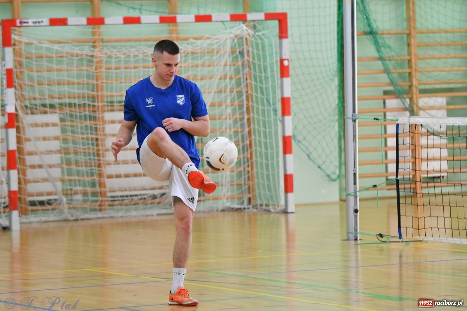 Zdjęcie w galerii na portalu naszraciborz.pl: Turniej siatkonogi w hali przy Łąkowej [FOTO] wiadomości z regionu