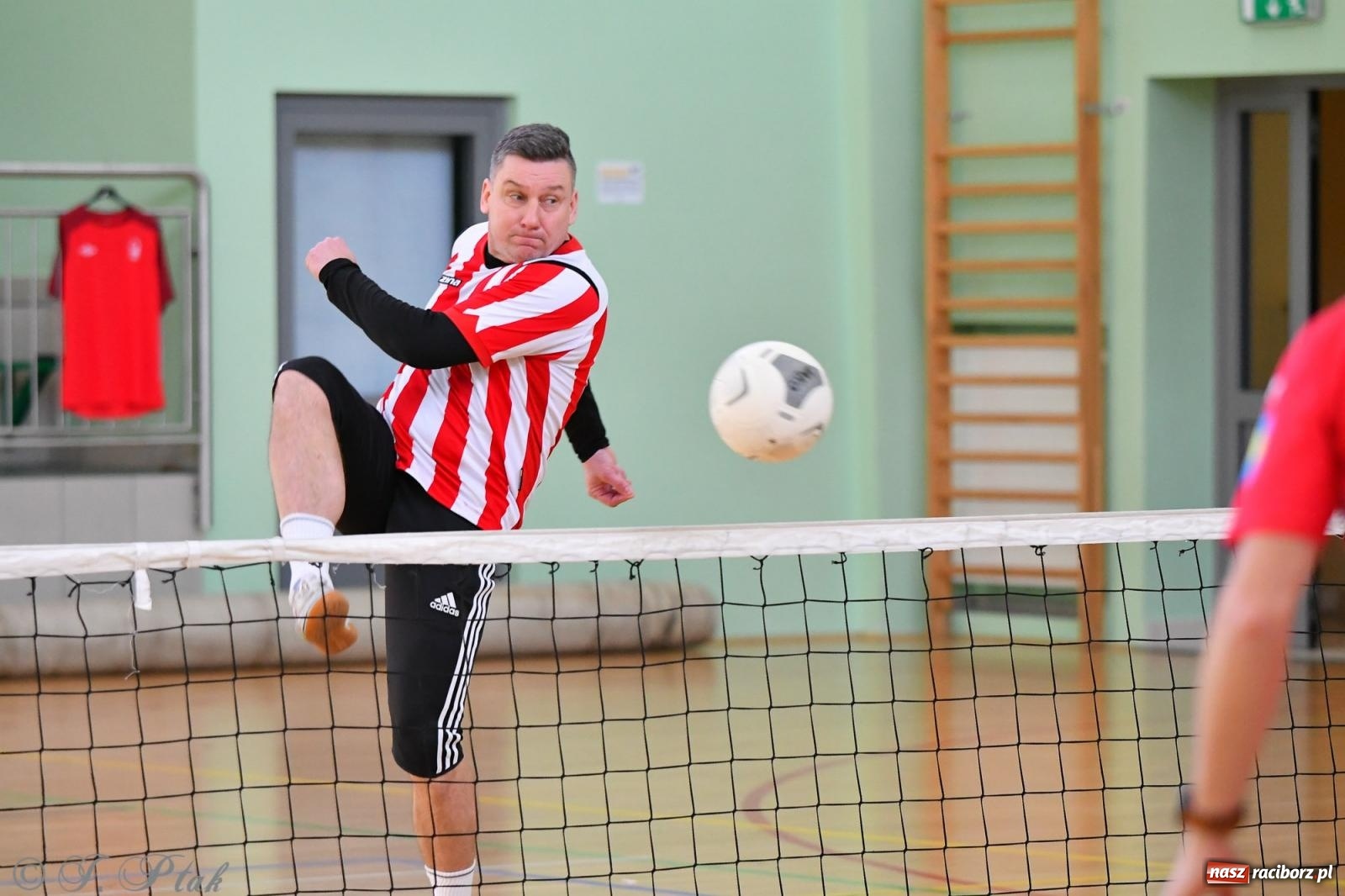 Zdjęcie w galerii na portalu naszraciborz.pl: Turniej siatkonogi w hali przy Łąkowej [FOTO] wiadomości z regionu