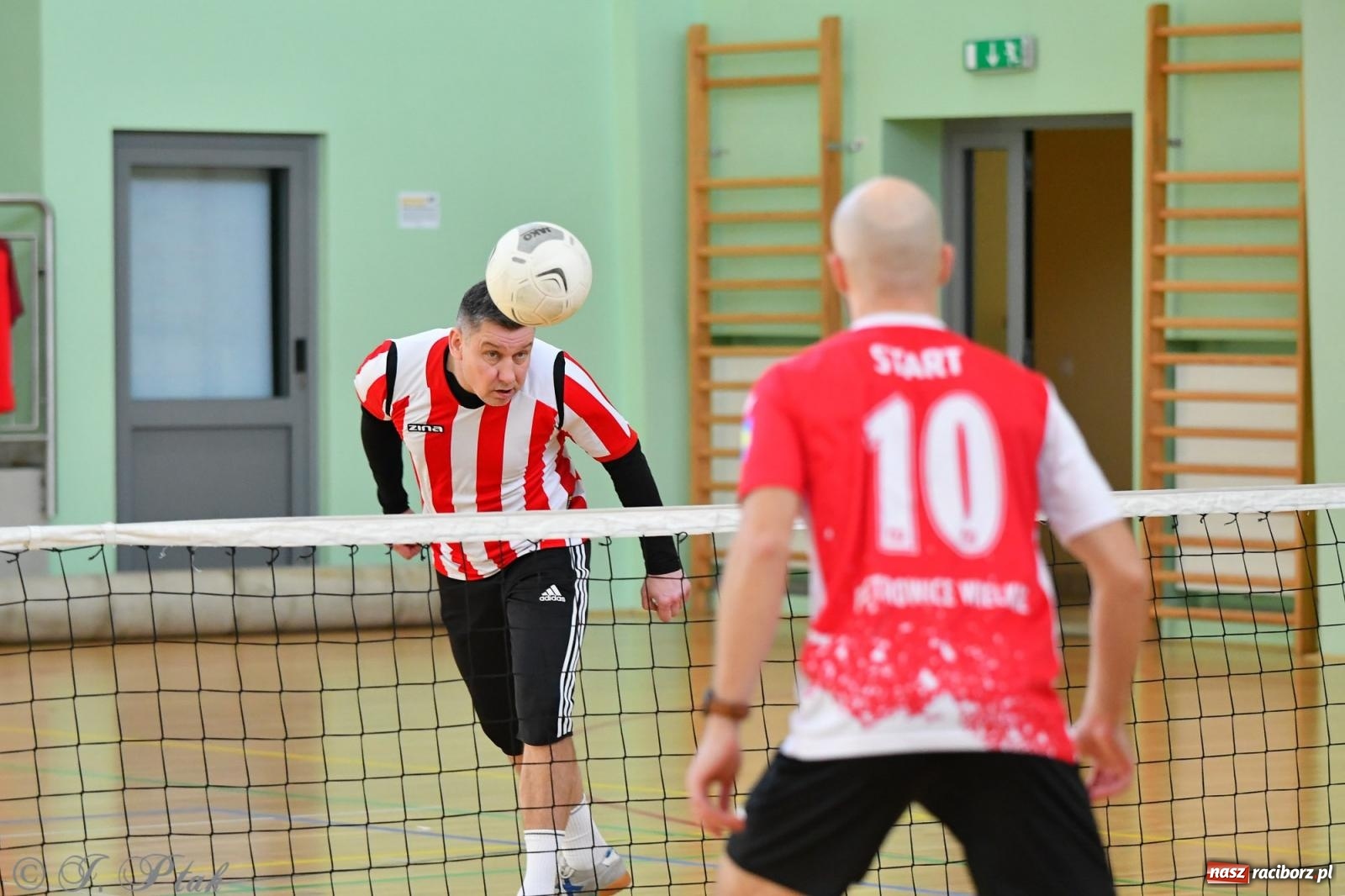 Zdjęcie w galerii na portalu naszraciborz.pl: Turniej siatkonogi w hali przy Łąkowej [FOTO] wiadomości z regionu
