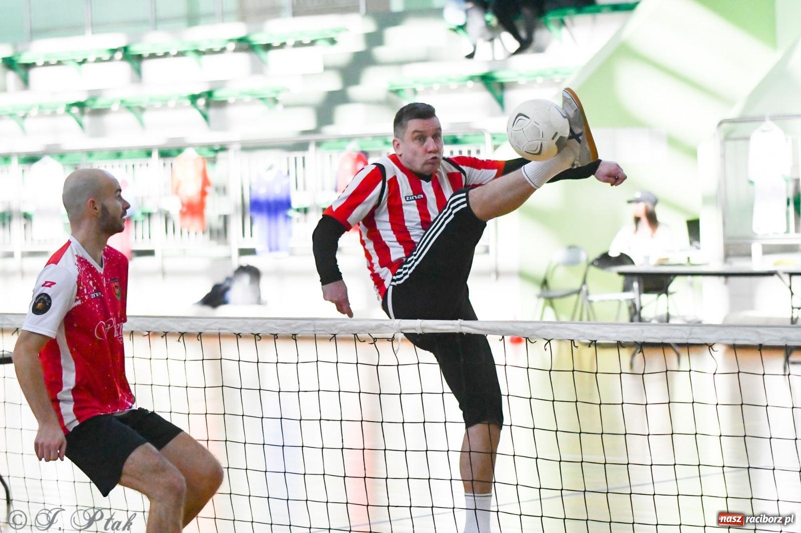 Zdjęcie w galerii na portalu naszraciborz.pl: Turniej siatkonogi w hali przy Łąkowej [FOTO] wiadomości z regionu