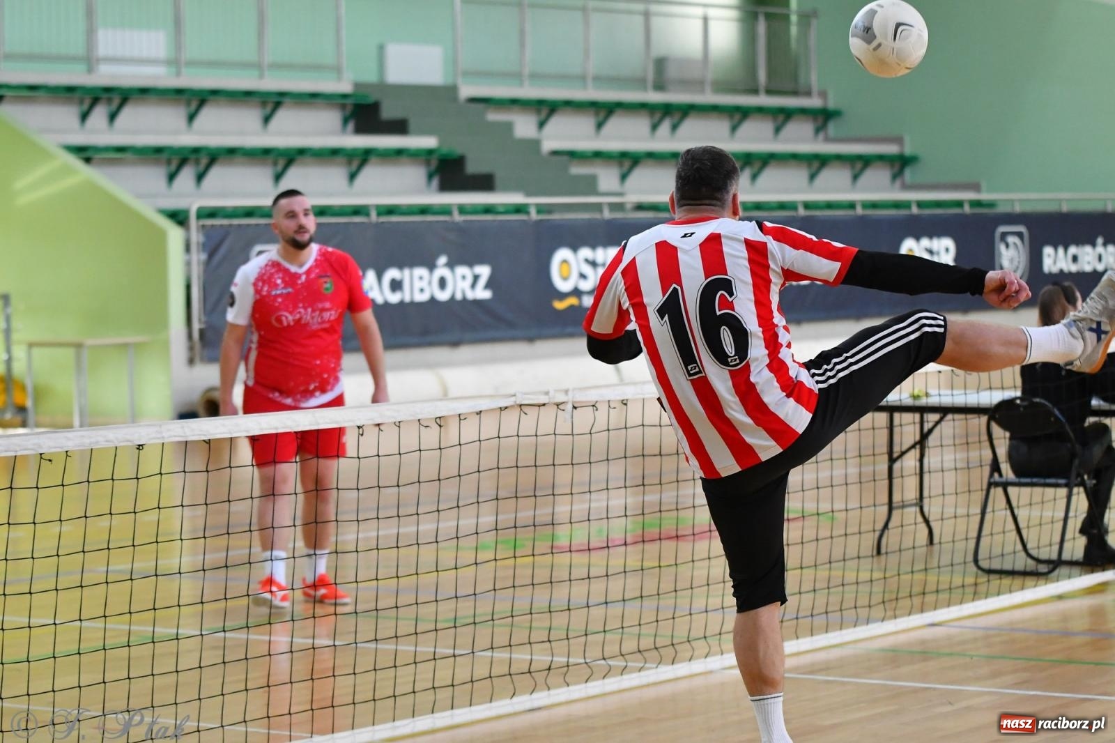 Zdjęcie w galerii na portalu naszraciborz.pl: Turniej siatkonogi w hali przy Łąkowej [FOTO] wiadomości z regionu