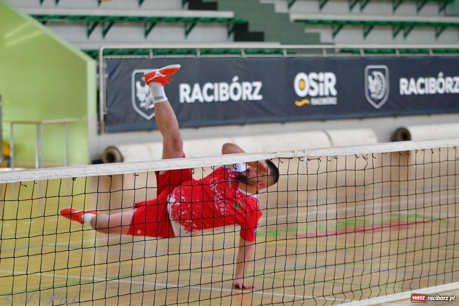 Zdjęcie w galerii na portalu naszraciborz.pl: Turniej siatkonogi w hali przy Łąkowej [FOTO] wiadomości z regionu