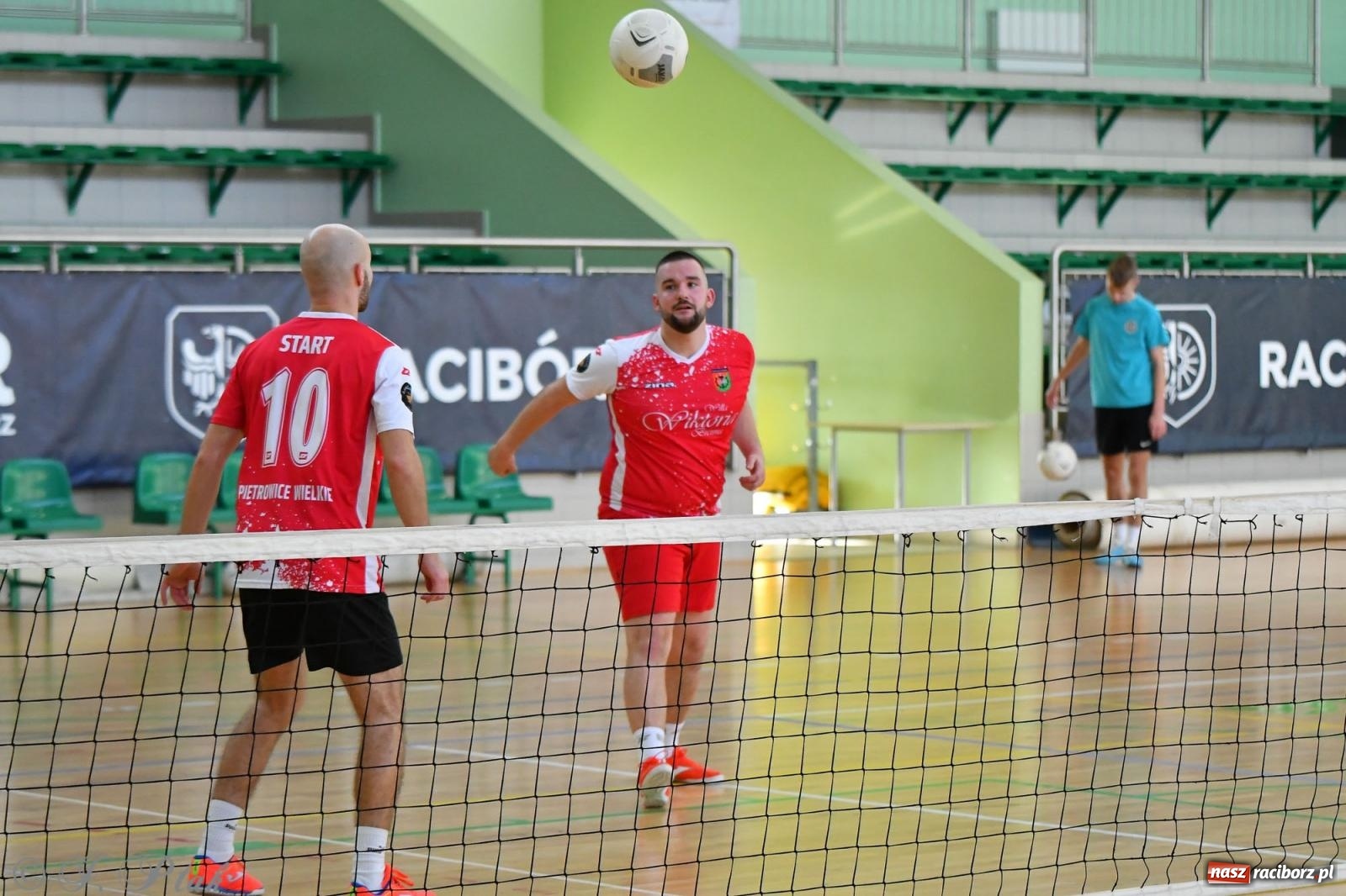 Zdjęcie w galerii na portalu naszraciborz.pl: Turniej siatkonogi w hali przy Łąkowej [FOTO] wiadomości z regionu