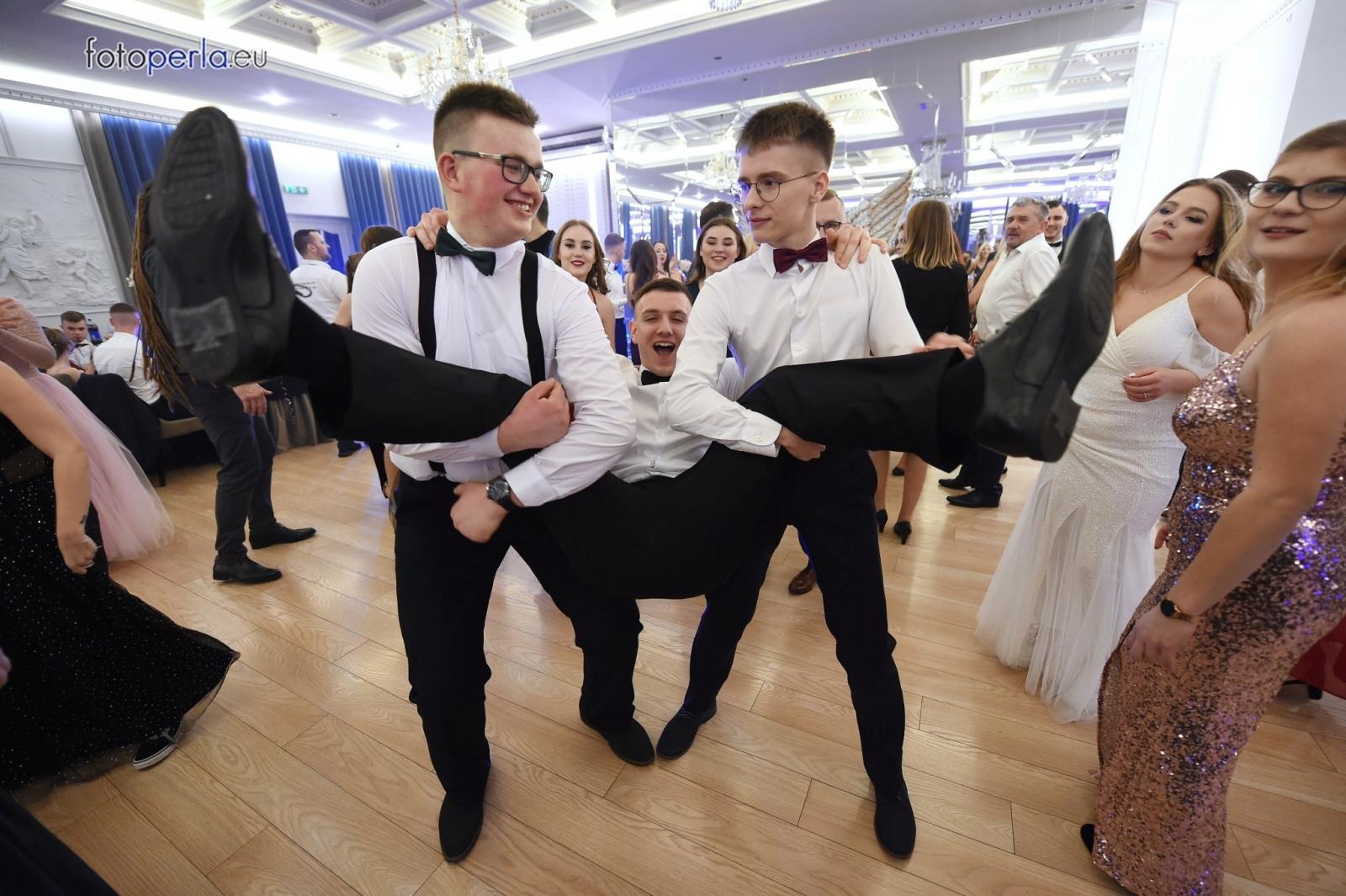 Zdjęcie w galerii na portalu naszraciborz.pl: Studniówka CKZiU nr 1 w Raciborzu - szalona zabawa do białego rana wiadomości z regionu