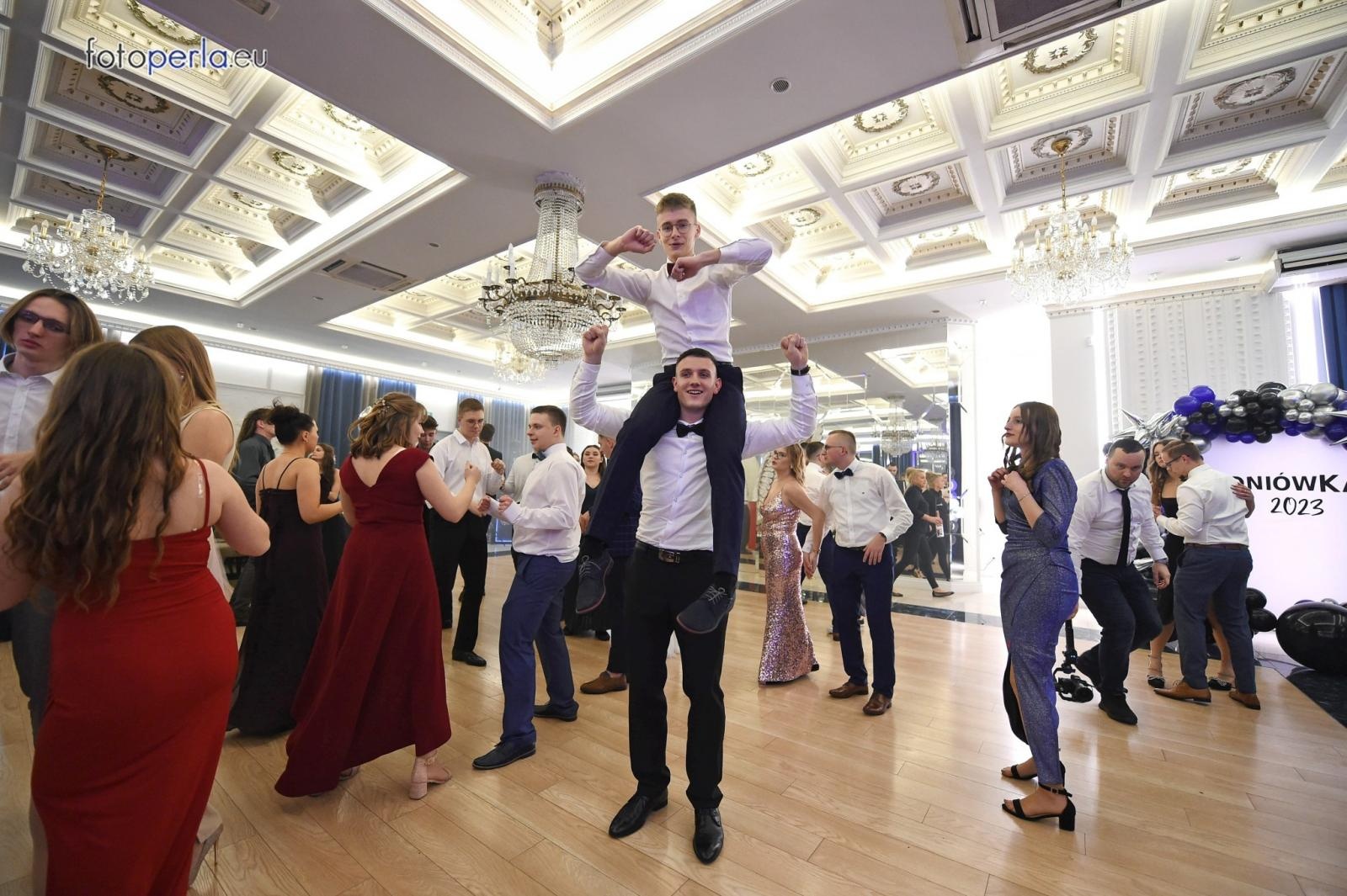 Zdjęcie w galerii na portalu naszraciborz.pl: Studniówka CKZiU nr 1 w Raciborzu - szalona zabawa do białego rana wiadomości z regionu