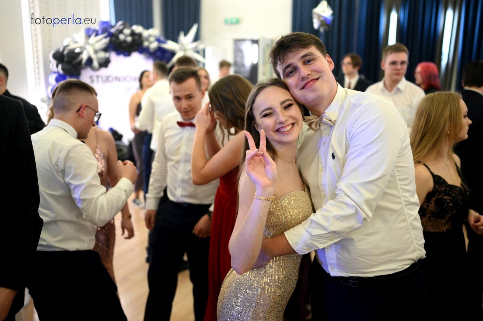 Zdjęcie w galerii na portalu naszraciborz.pl: Studniówka CKZiU nr 1 w Raciborzu - szalona zabawa do białego rana wiadomości z regionu