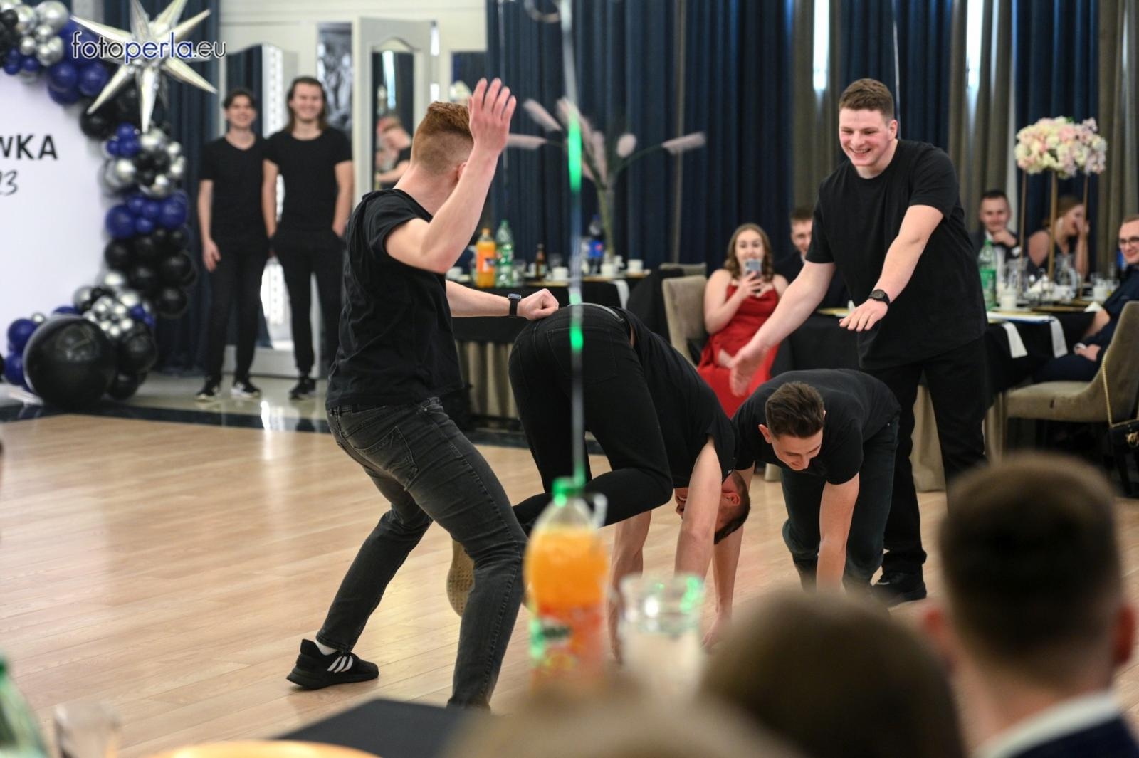 Zdjęcie w galerii na portalu naszraciborz.pl: Studniówka CKZiU nr 1 w Raciborzu - szalona zabawa do białego rana wiadomości z regionu