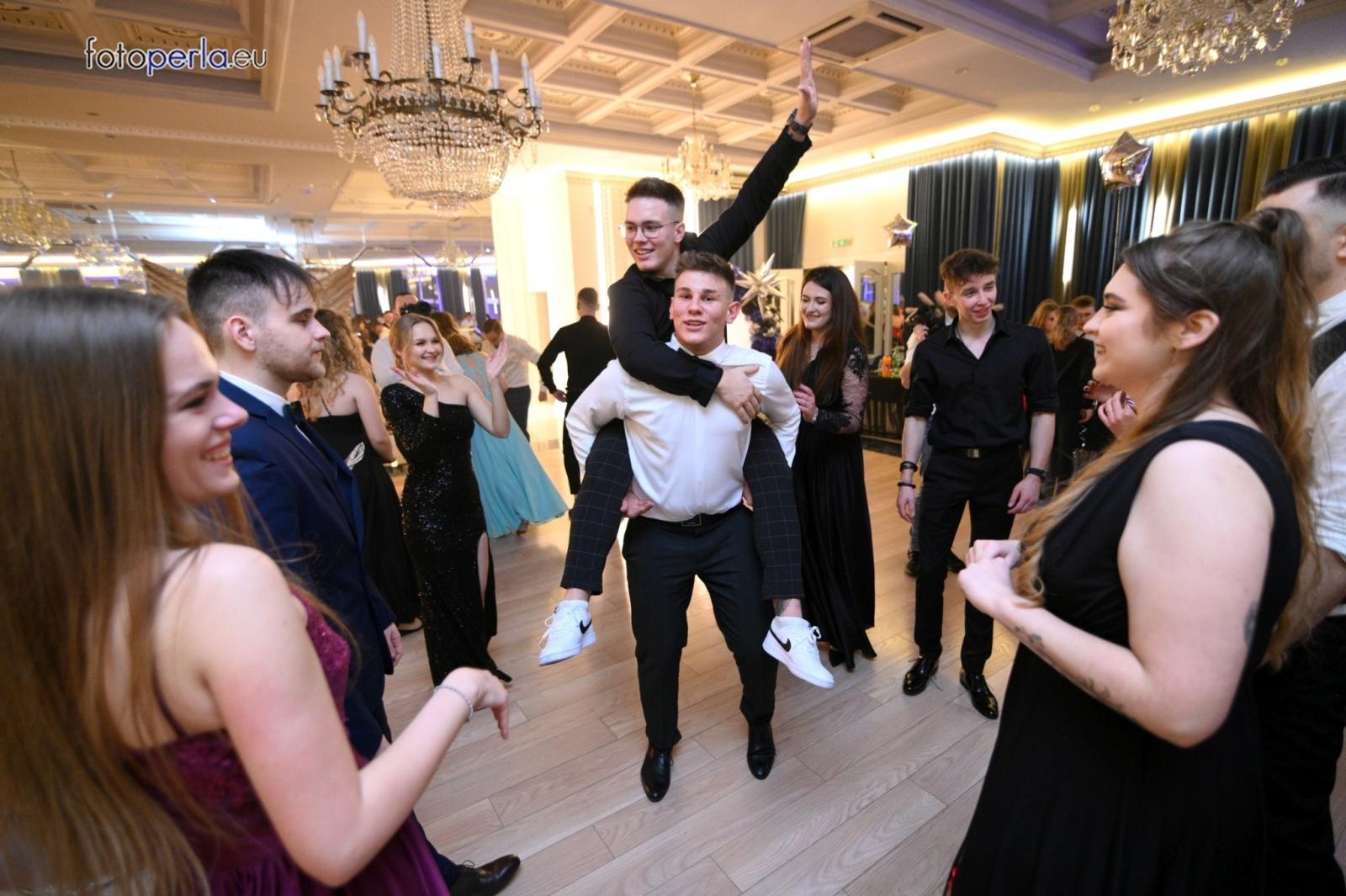 Zdjęcie w galerii na portalu naszraciborz.pl: Studniówka CKZiU nr 1 w Raciborzu - szalona zabawa do białego rana wiadomości z regionu