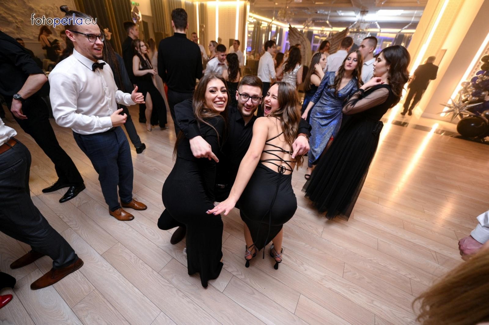 Zdjęcie w galerii na portalu naszraciborz.pl: Studniówka CKZiU nr 1 w Raciborzu - szalona zabawa do białego rana wiadomości z regionu