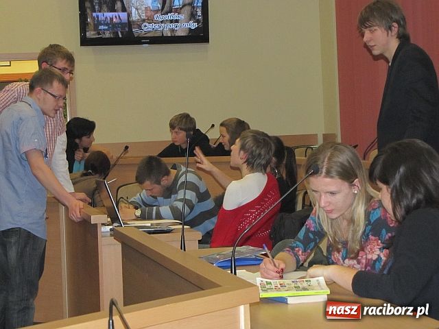 Zdjęcie w galerii na portalu naszraciborz.pl: Pierwsza sesja Młodzieżowej Rady Miasta wiadomości z regionu