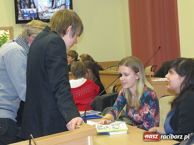 Zdjęcie w galerii na portalu naszraciborz.pl: Pierwsza sesja Młodzieżowej Rady Miasta wiadomości z regionu