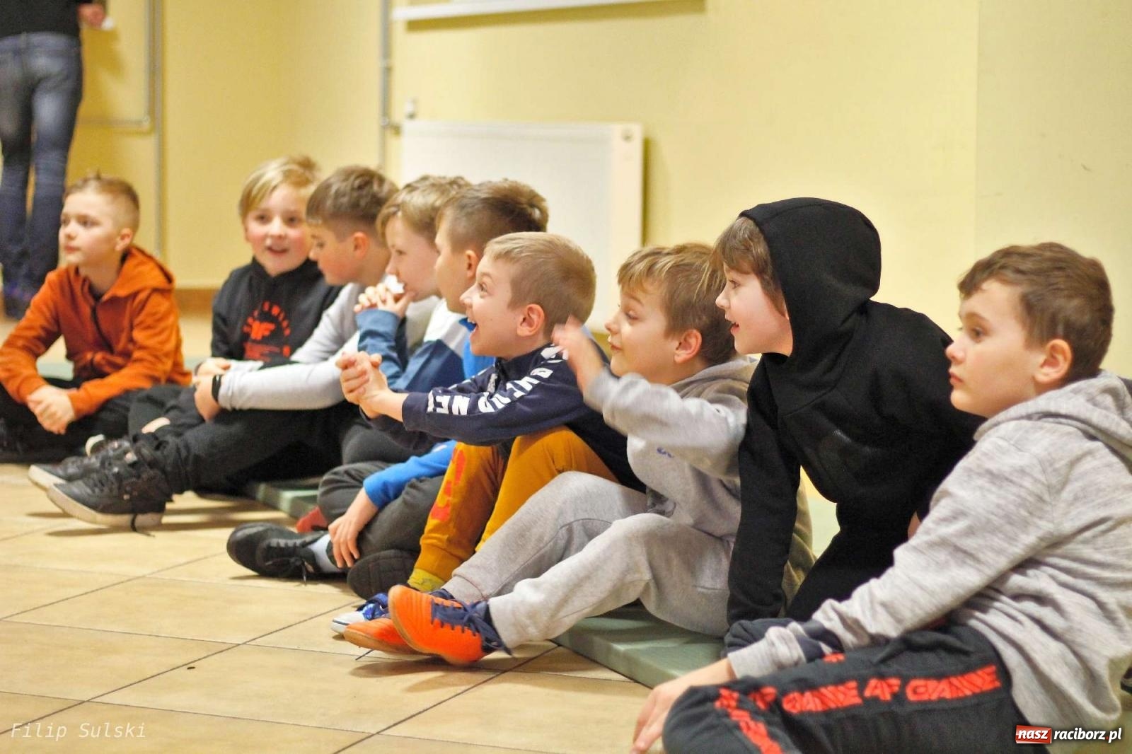 Zdjęcie w galerii na portalu naszraciborz.pl: Strażacka nocka w Markowicach - leśny zwiad i ognisko w grodzie wiadomości z regionu