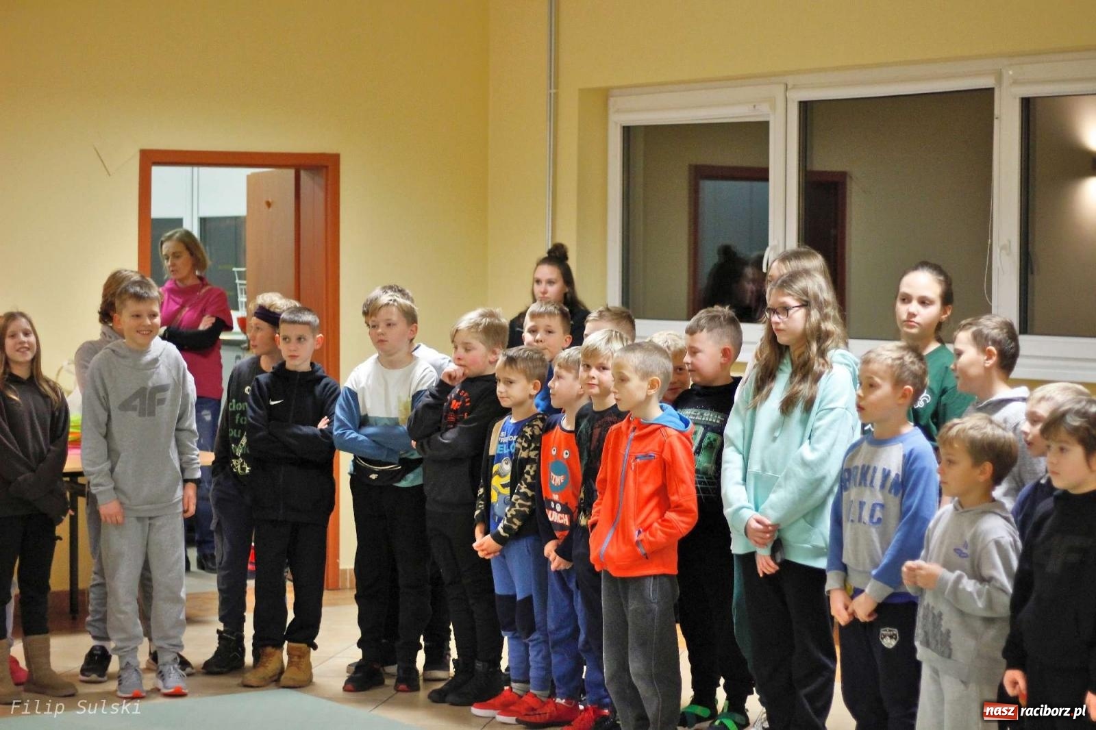 Zdjęcie w galerii na portalu naszraciborz.pl: Strażacka nocka w Markowicach - leśny zwiad i ognisko w grodzie wiadomości z regionu