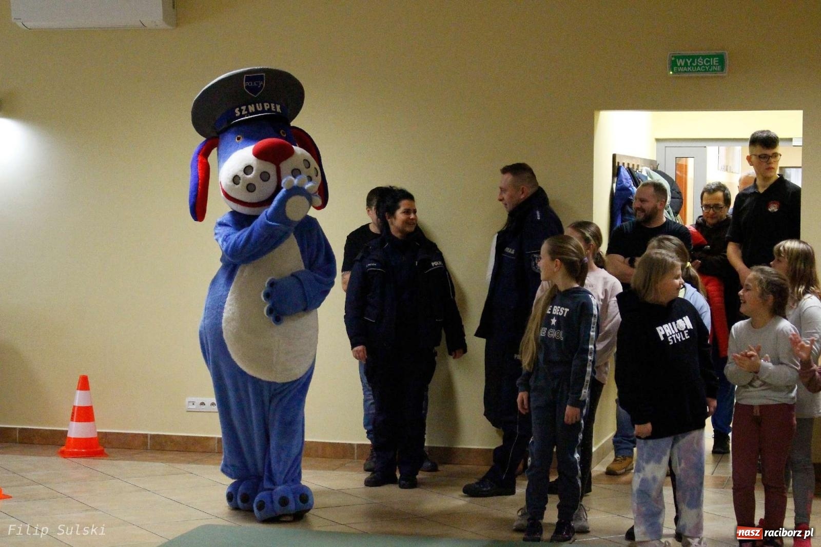 Zdjęcie w galerii na portalu naszraciborz.pl: Strażacka nocka w Markowicach - leśny zwiad i ognisko w grodzie wiadomości z regionu