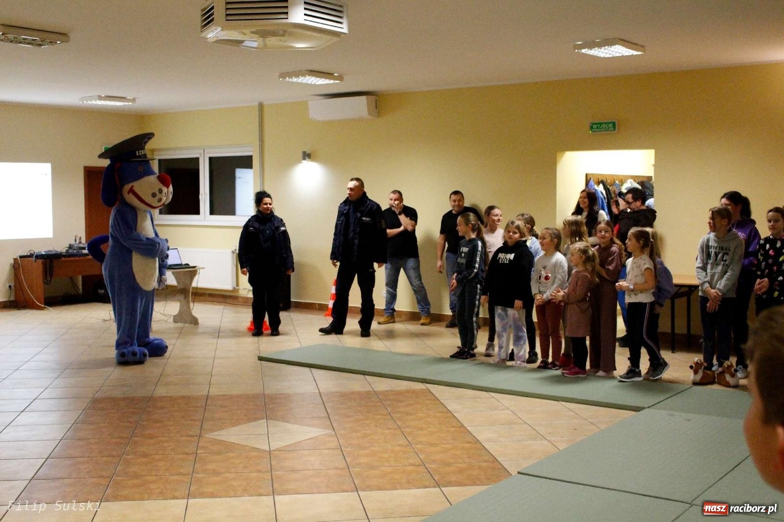 Zdjęcie w galerii na portalu naszraciborz.pl: Strażacka nocka w Markowicach - leśny zwiad i ognisko w grodzie wiadomości z regionu