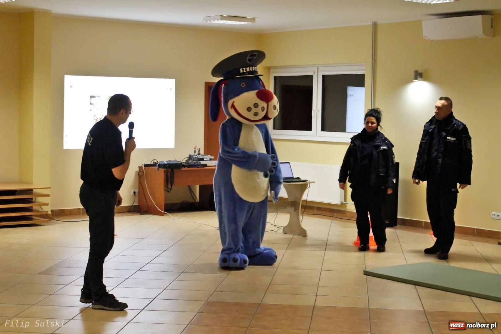 Zdjęcie w galerii na portalu naszraciborz.pl: Strażacka nocka w Markowicach - leśny zwiad i ognisko w grodzie wiadomości z regionu