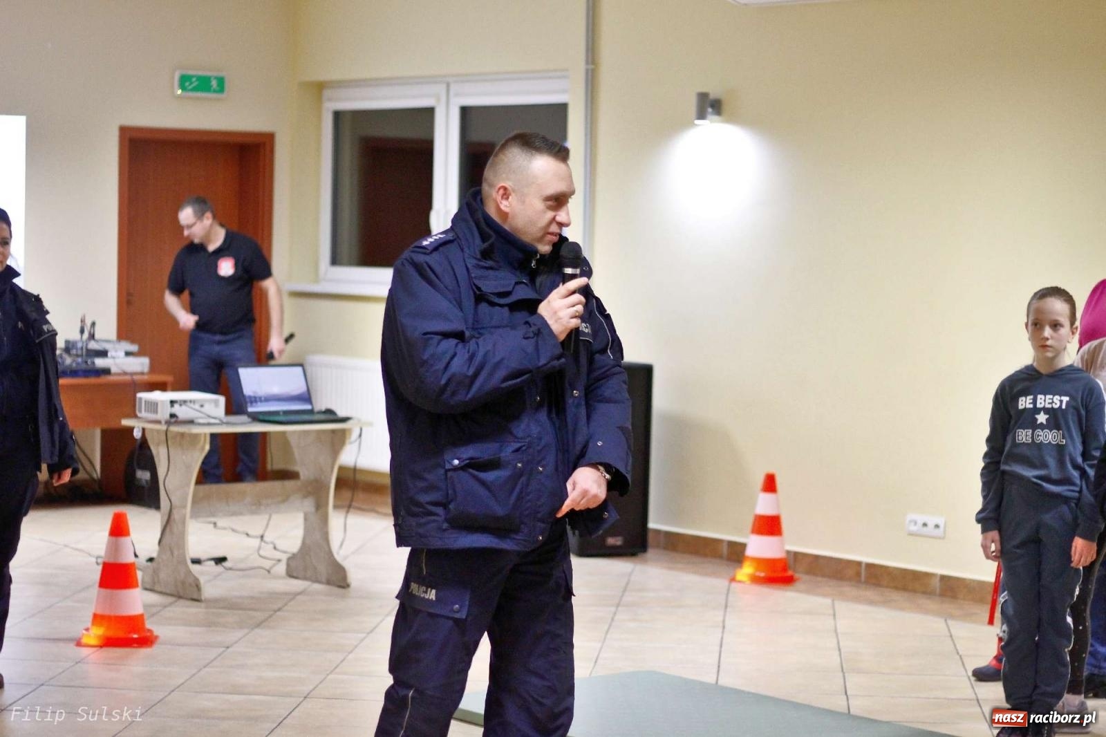 Zdjęcie w galerii na portalu naszraciborz.pl: Strażacka nocka w Markowicach - leśny zwiad i ognisko w grodzie wiadomości z regionu