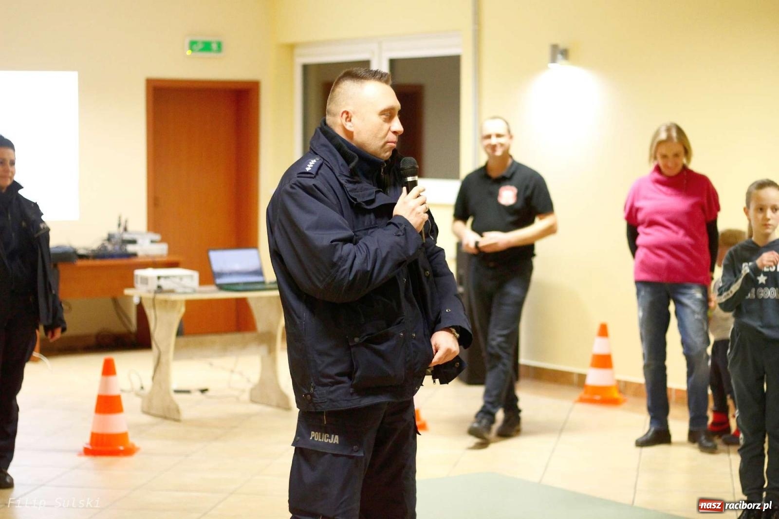 Zdjęcie w galerii na portalu naszraciborz.pl: Strażacka nocka w Markowicach - leśny zwiad i ognisko w grodzie wiadomości z regionu