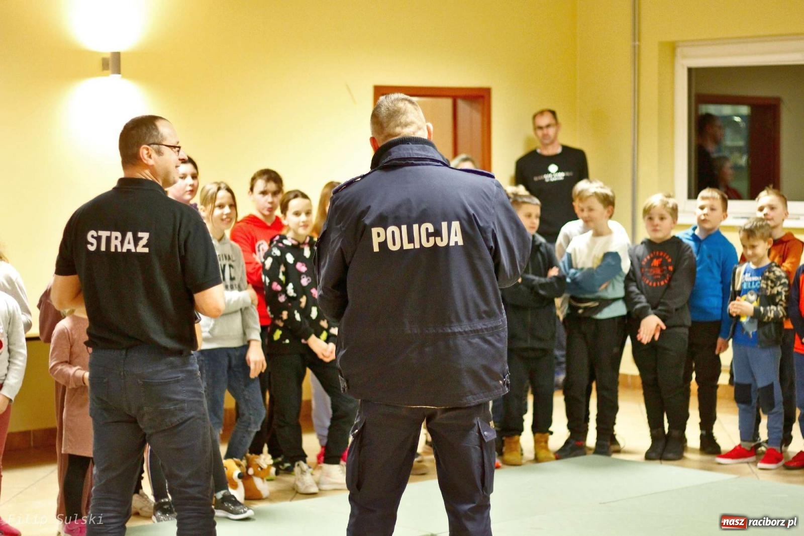 Zdjęcie w galerii na portalu naszraciborz.pl: Strażacka nocka w Markowicach - leśny zwiad i ognisko w grodzie wiadomości z regionu