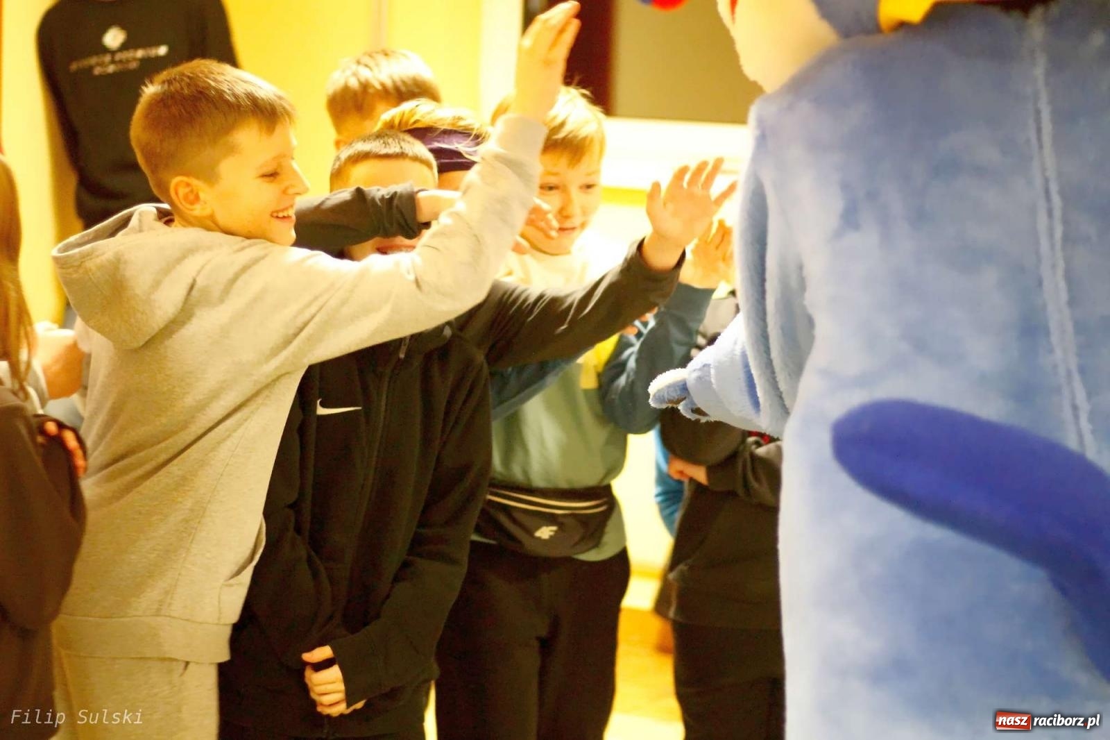 Zdjęcie w galerii na portalu naszraciborz.pl: Strażacka nocka w Markowicach - leśny zwiad i ognisko w grodzie wiadomości z regionu