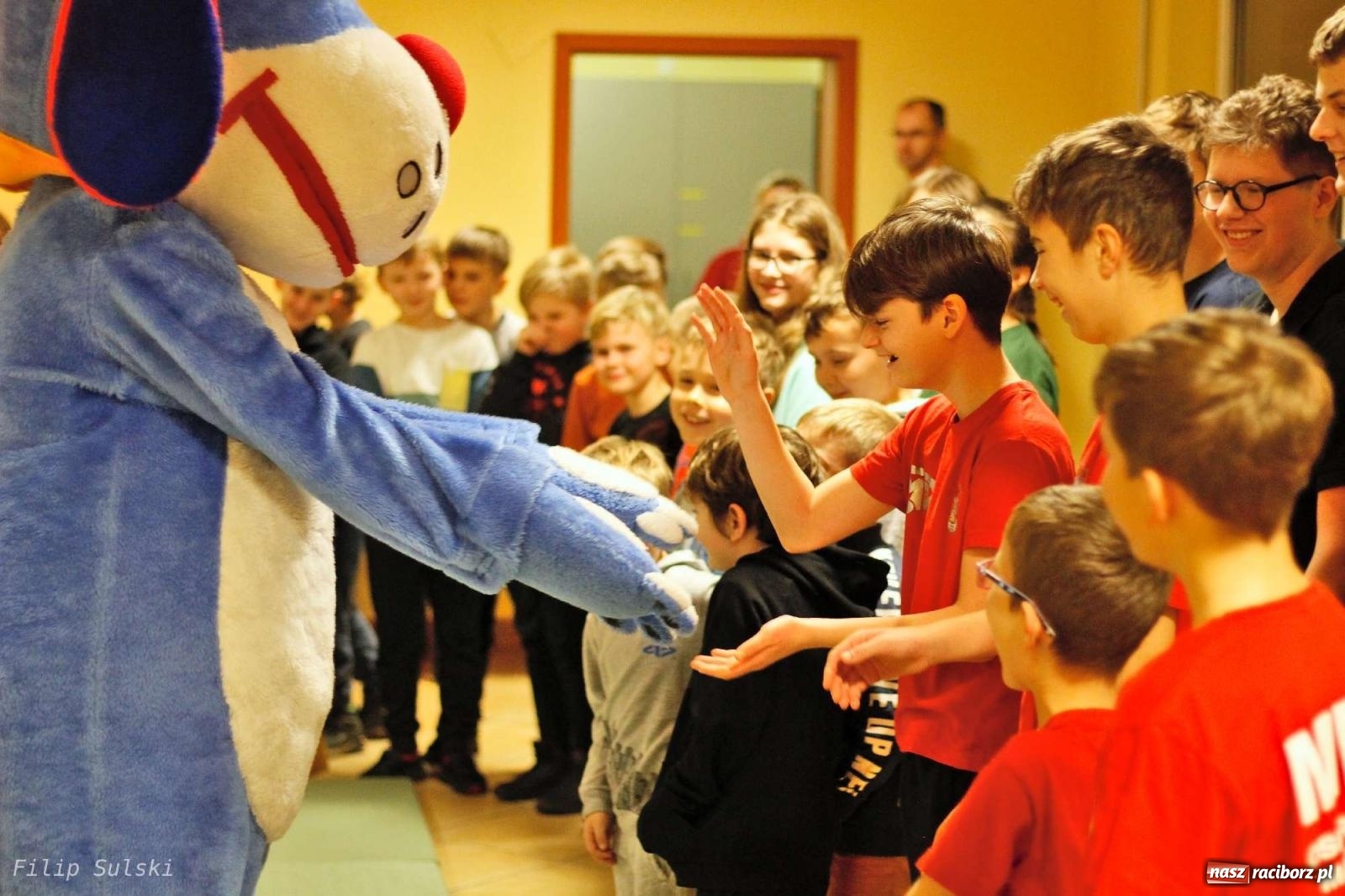Zdjęcie w galerii na portalu naszraciborz.pl: Strażacka nocka w Markowicach - leśny zwiad i ognisko w grodzie wiadomości z regionu