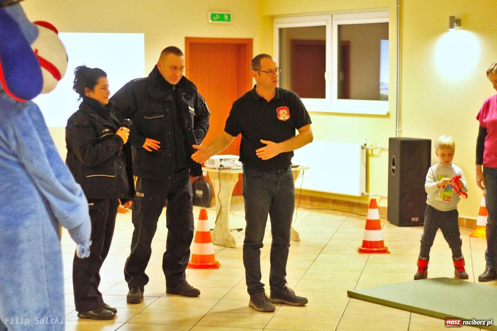 Zdjęcie w galerii na portalu naszraciborz.pl: Strażacka nocka w Markowicach - leśny zwiad i ognisko w grodzie wiadomości z regionu