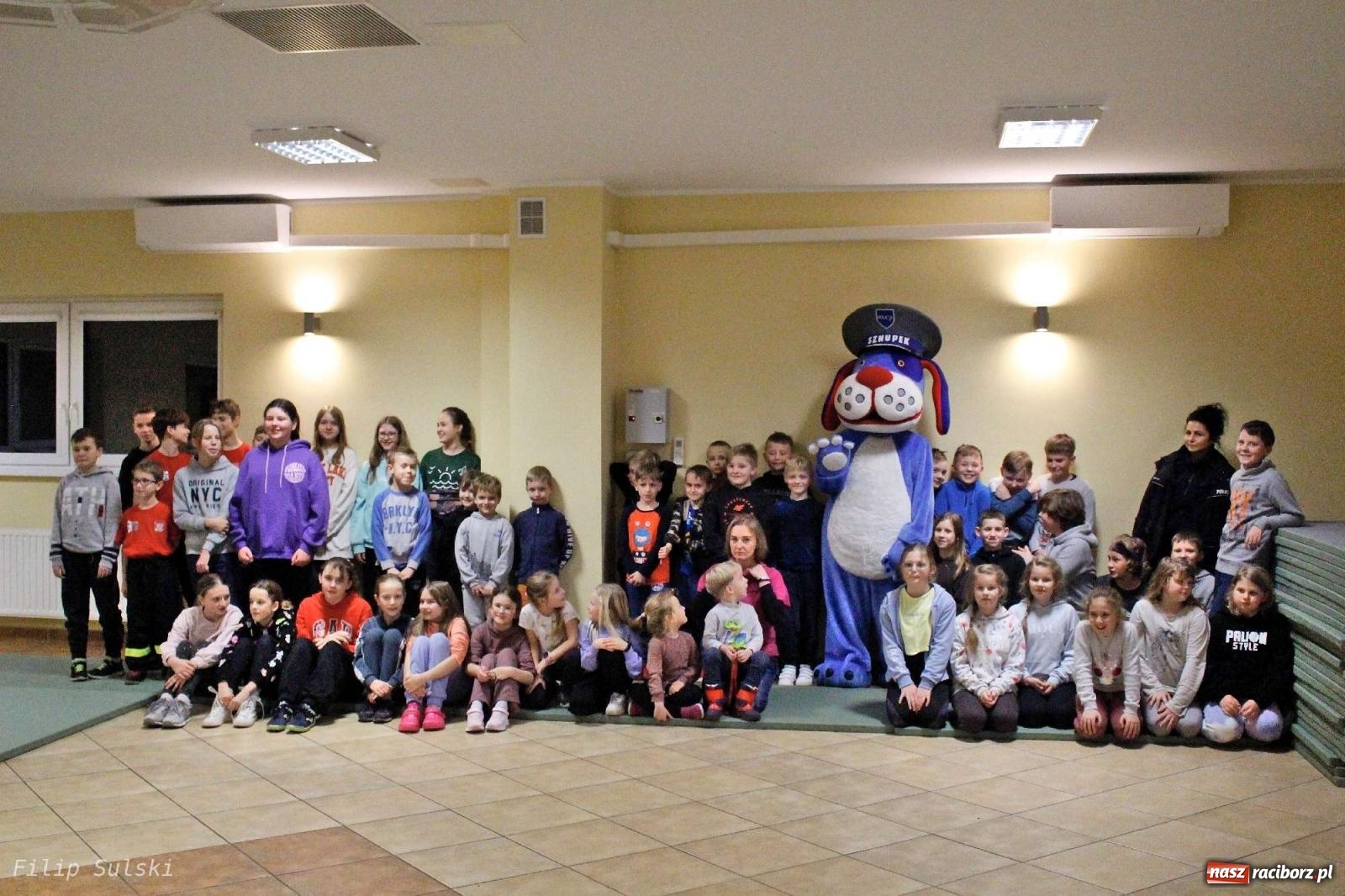 Zdjęcie w galerii na portalu naszraciborz.pl: Strażacka nocka w Markowicach - leśny zwiad i ognisko w grodzie wiadomości z regionu