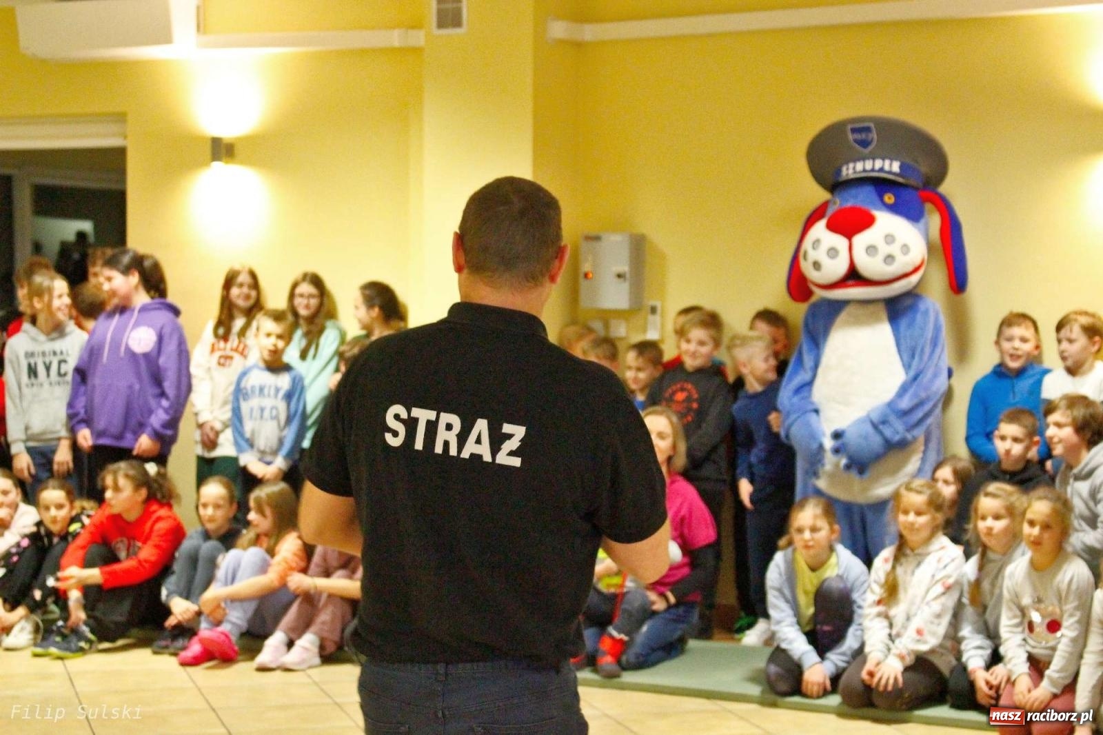 Zdjęcie w galerii na portalu naszraciborz.pl: Strażacka nocka w Markowicach - leśny zwiad i ognisko w grodzie wiadomości z regionu