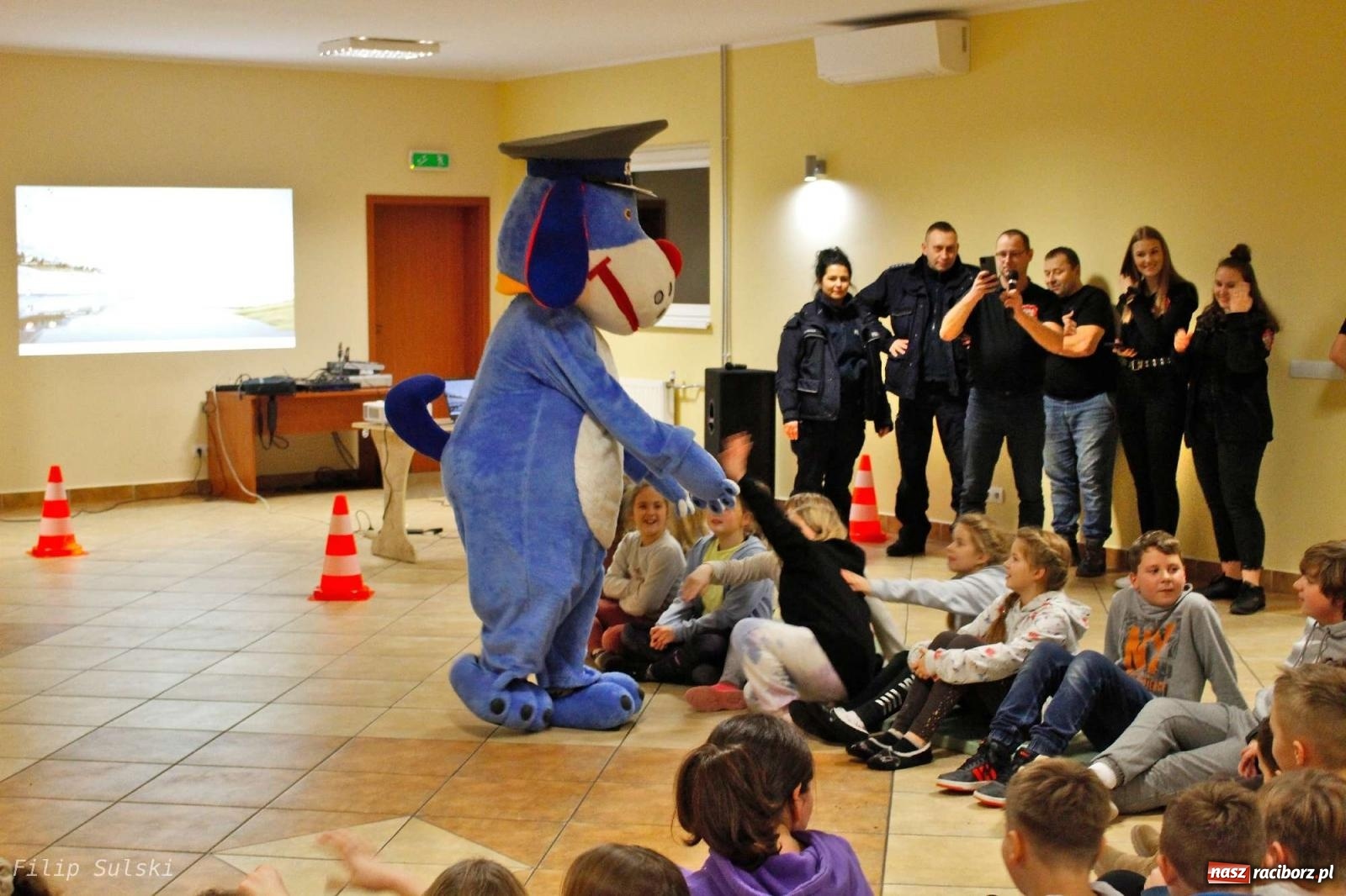 Zdjęcie w galerii na portalu naszraciborz.pl: Strażacka nocka w Markowicach - leśny zwiad i ognisko w grodzie wiadomości z regionu