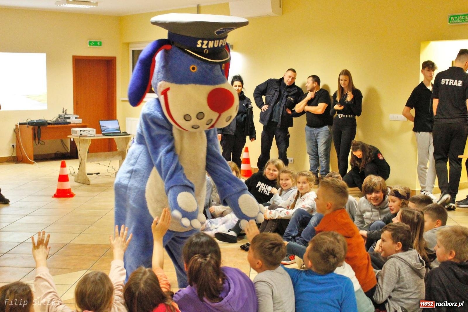 Zdjęcie w galerii na portalu naszraciborz.pl: Strażacka nocka w Markowicach - leśny zwiad i ognisko w grodzie wiadomości z regionu