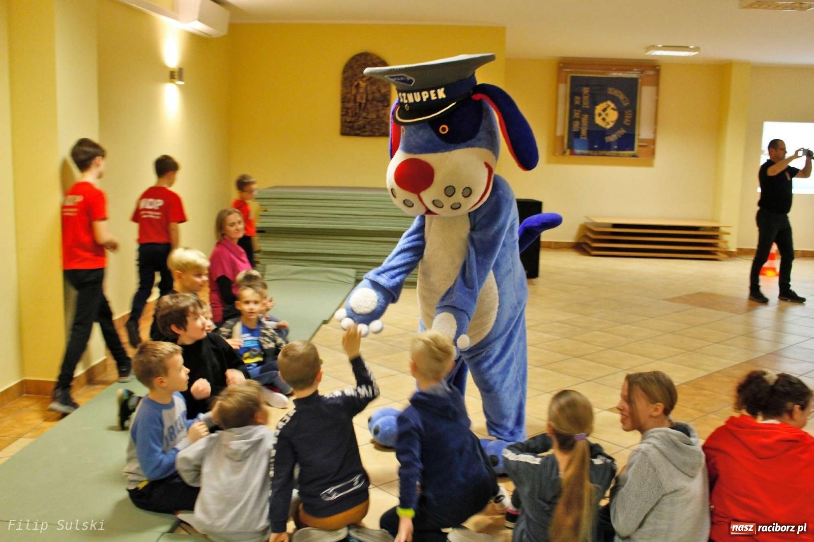 Zdjęcie w galerii na portalu naszraciborz.pl: Strażacka nocka w Markowicach - leśny zwiad i ognisko w grodzie wiadomości z regionu