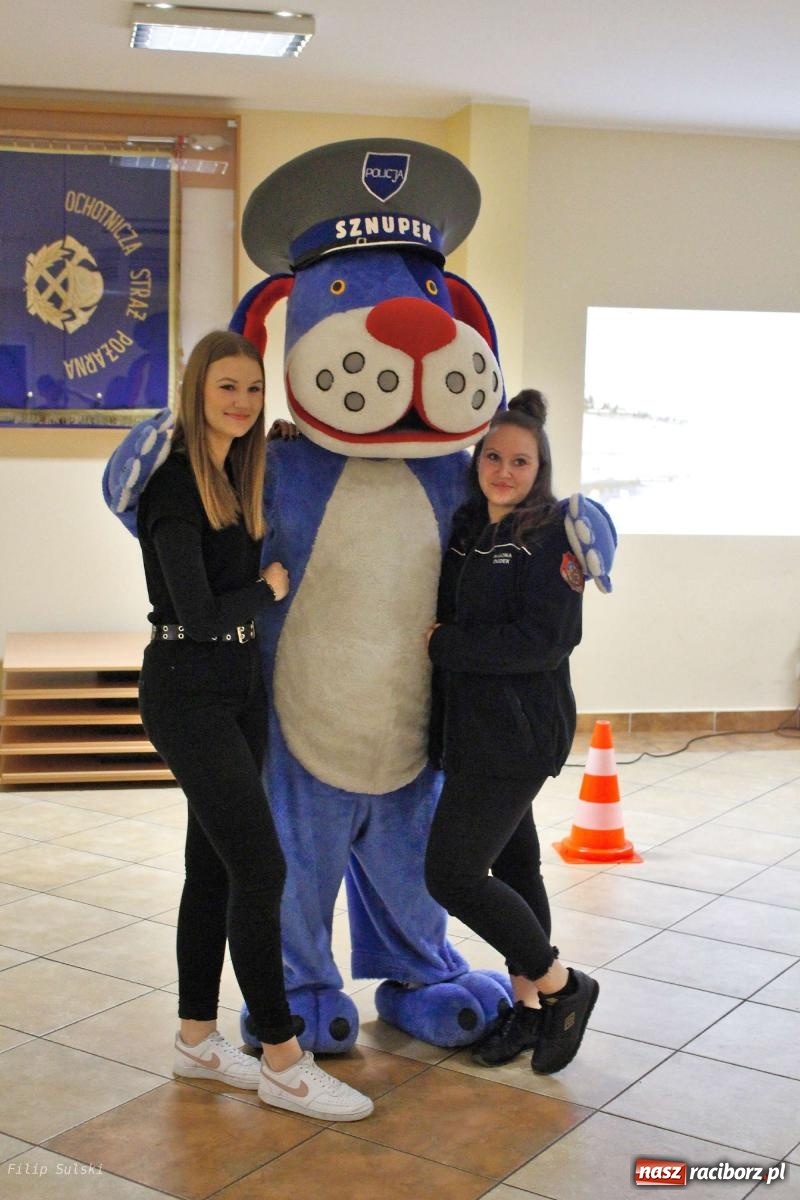 Zdjęcie w galerii na portalu naszraciborz.pl: Strażacka nocka w Markowicach - leśny zwiad i ognisko w grodzie wiadomości z regionu