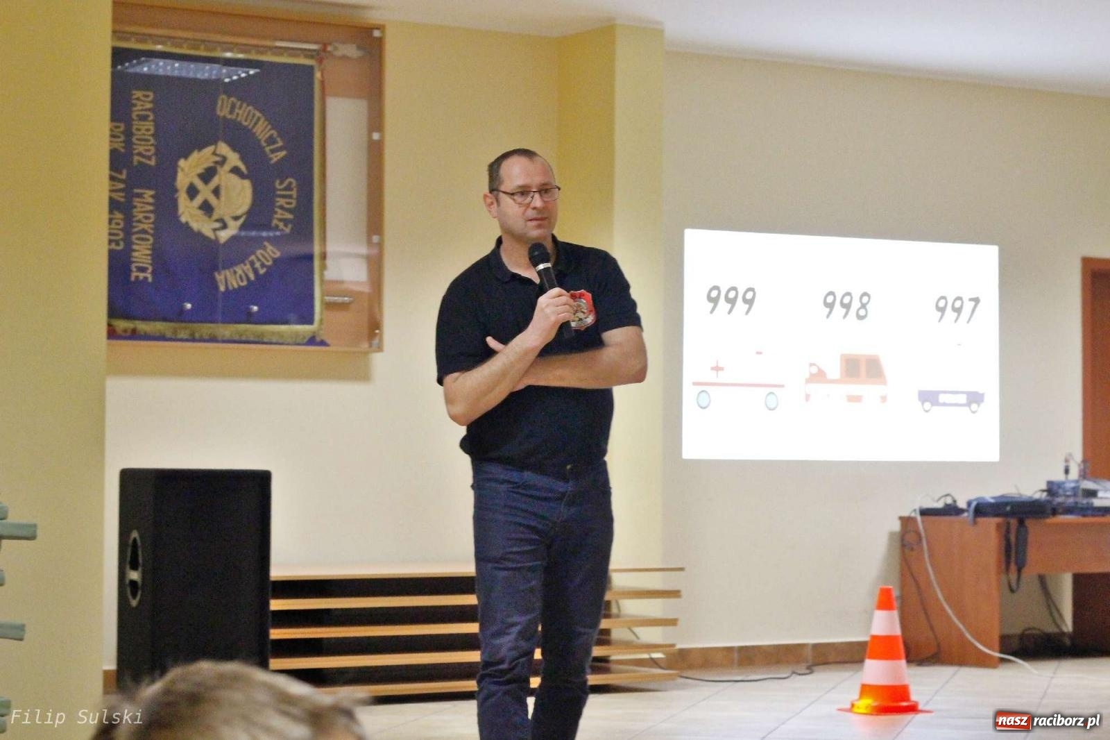 Zdjęcie w galerii na portalu naszraciborz.pl: Strażacka nocka w Markowicach - leśny zwiad i ognisko w grodzie wiadomości z regionu