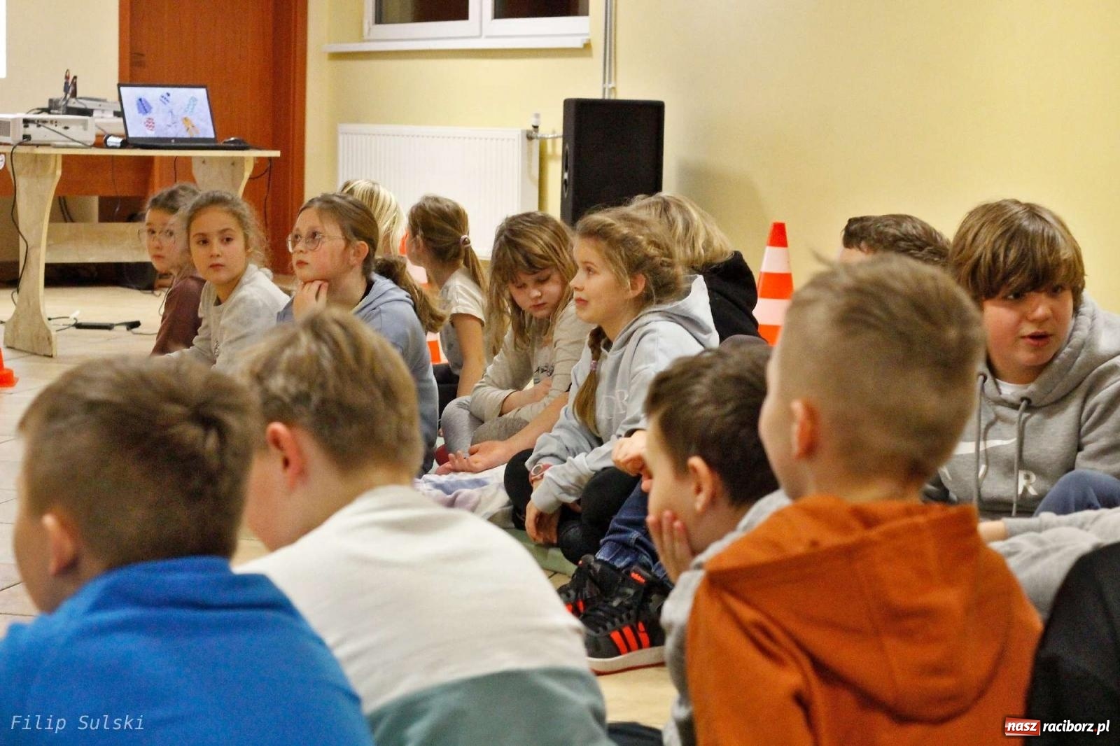 Zdjęcie w galerii na portalu naszraciborz.pl: Strażacka nocka w Markowicach - leśny zwiad i ognisko w grodzie wiadomości z regionu