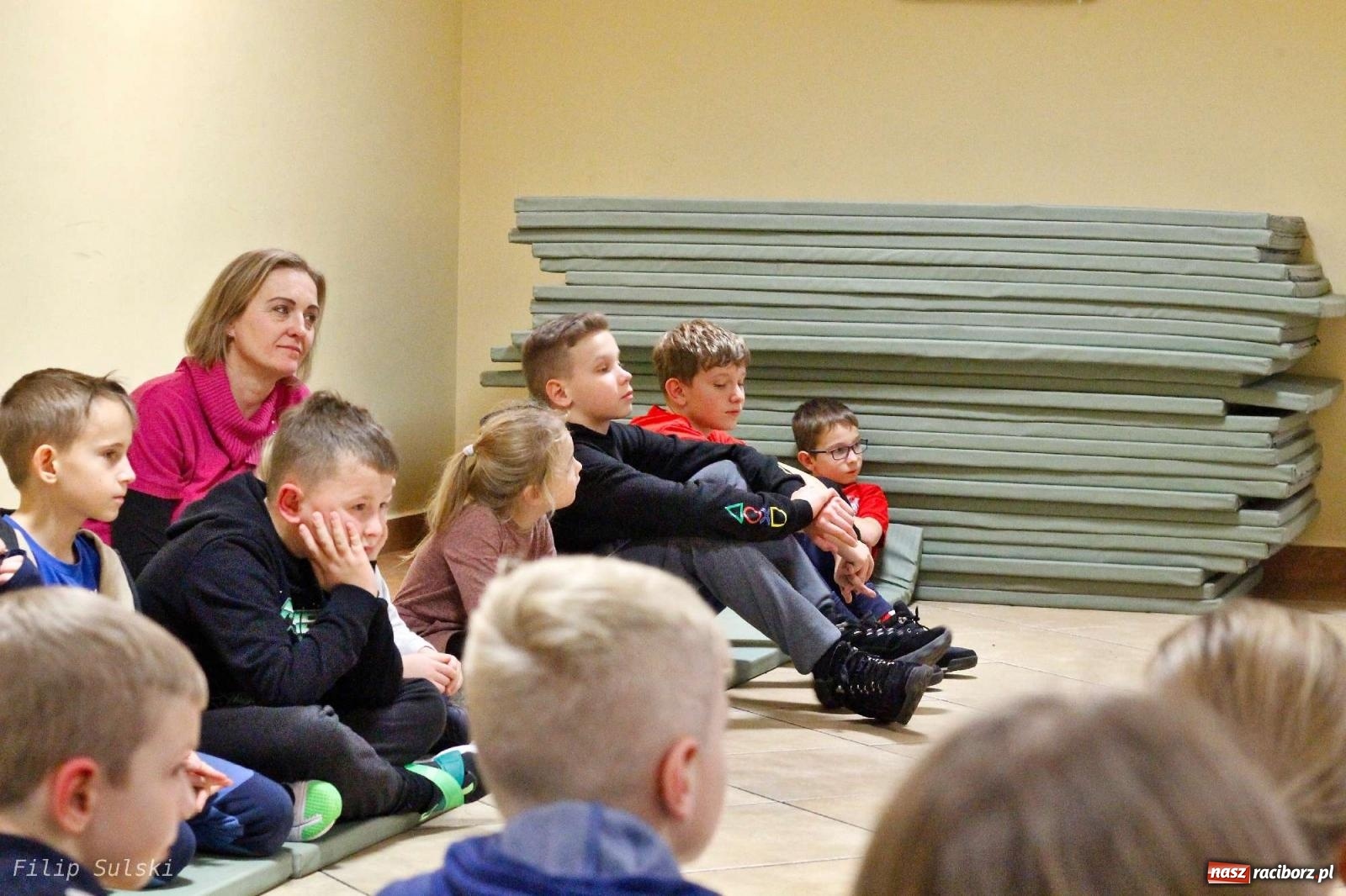 Zdjęcie w galerii na portalu naszraciborz.pl: Strażacka nocka w Markowicach - leśny zwiad i ognisko w grodzie wiadomości z regionu