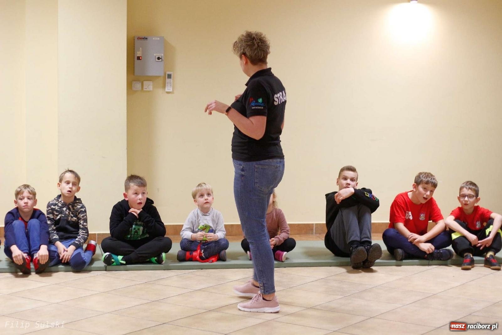 Zdjęcie w galerii na portalu naszraciborz.pl: Strażacka nocka w Markowicach - leśny zwiad i ognisko w grodzie wiadomości z regionu