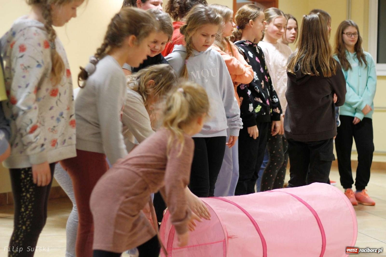 Zdjęcie w galerii na portalu naszraciborz.pl: Strażacka nocka w Markowicach - leśny zwiad i ognisko w grodzie wiadomości z regionu