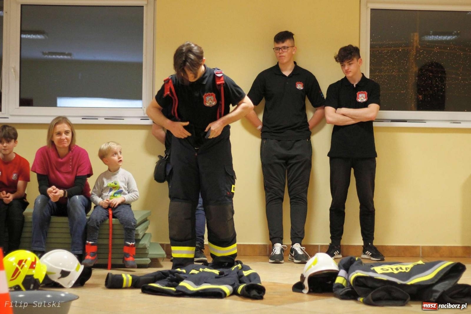 Zdjęcie w galerii na portalu naszraciborz.pl: Strażacka nocka w Markowicach - leśny zwiad i ognisko w grodzie wiadomości z regionu